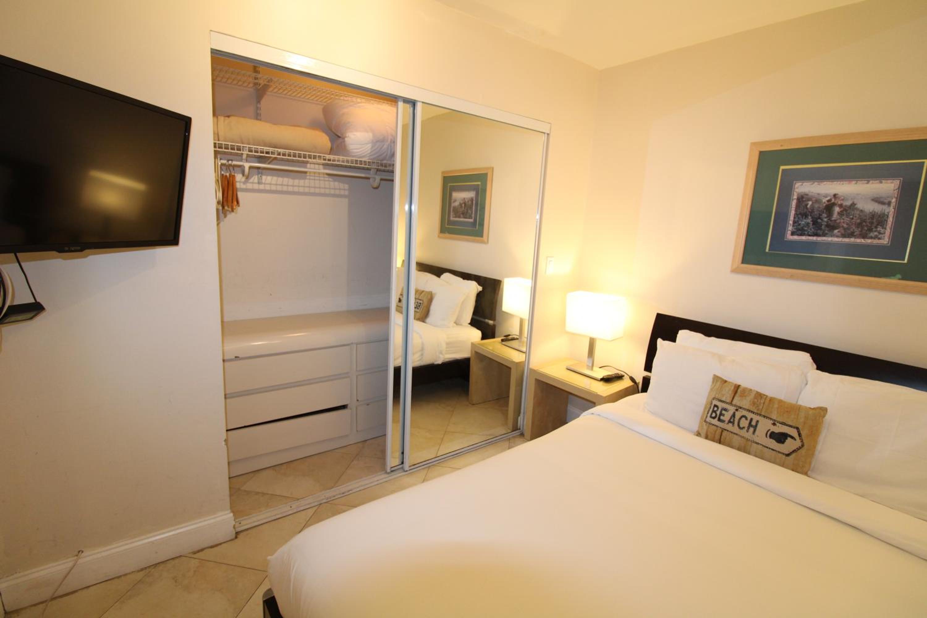Castle B17 Contemporary Condo with Pool, Beach Access and Free Parking