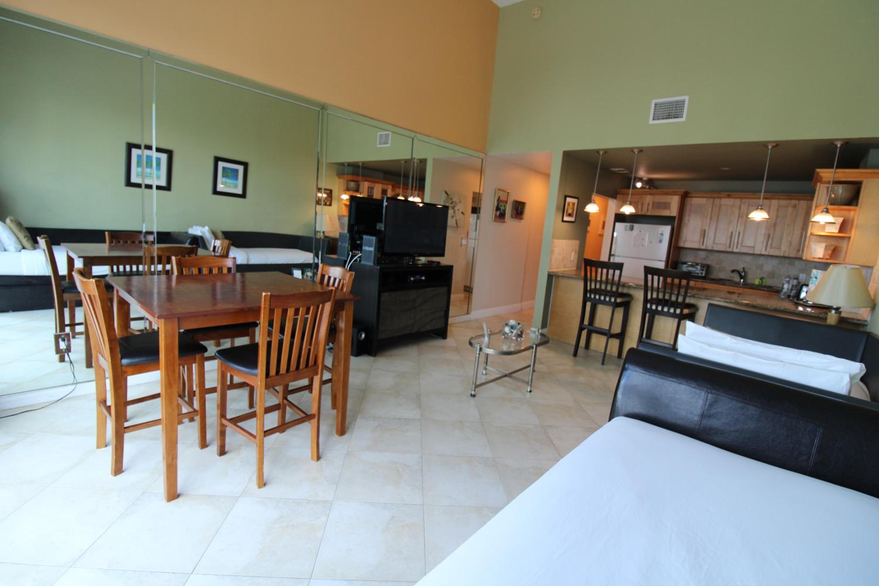Castle B17 Contemporary Condo with Pool, Beach Access and Free Parking