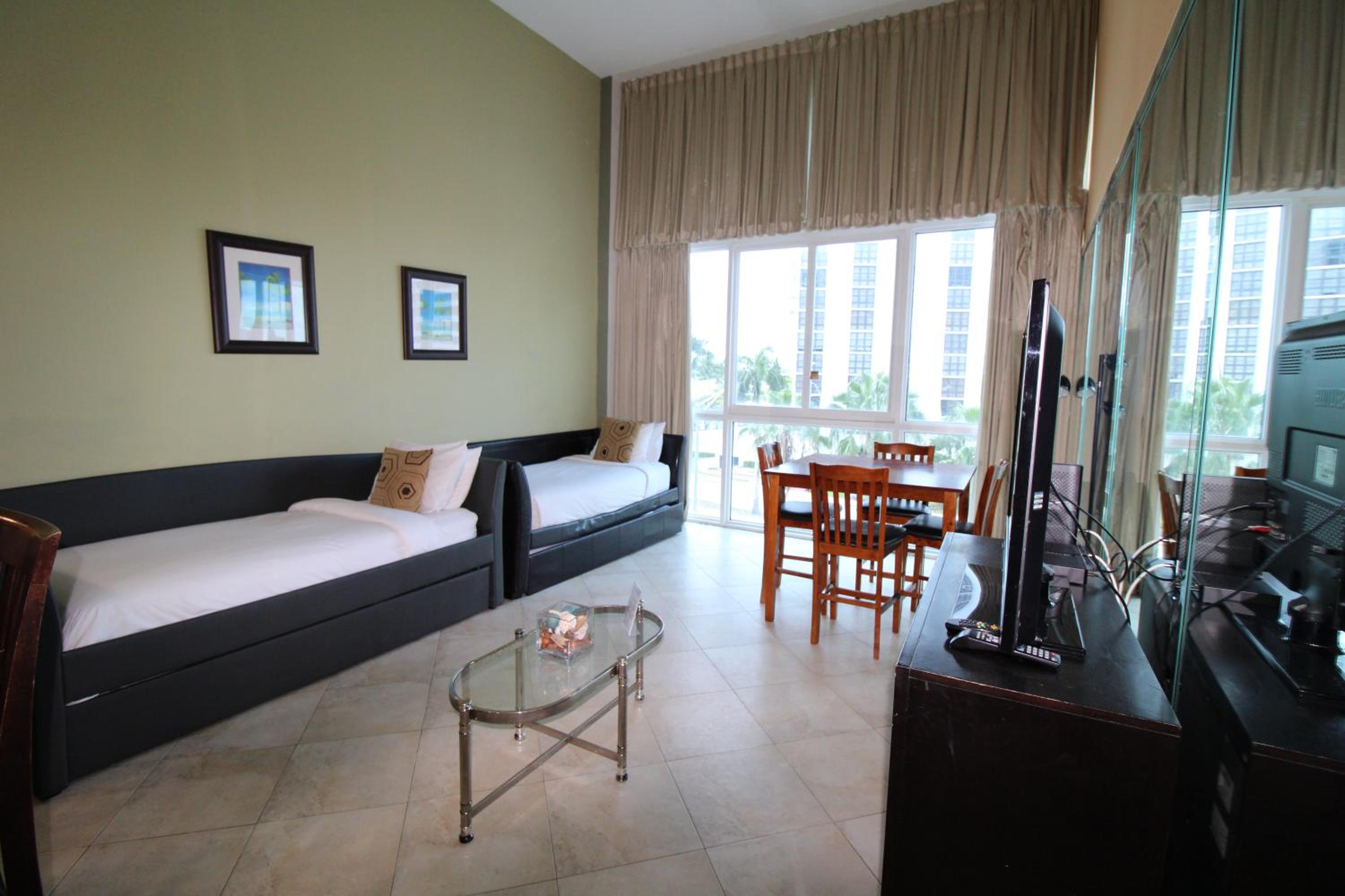Castle B17 Contemporary Condo with Pool, Beach Access and Free Parking