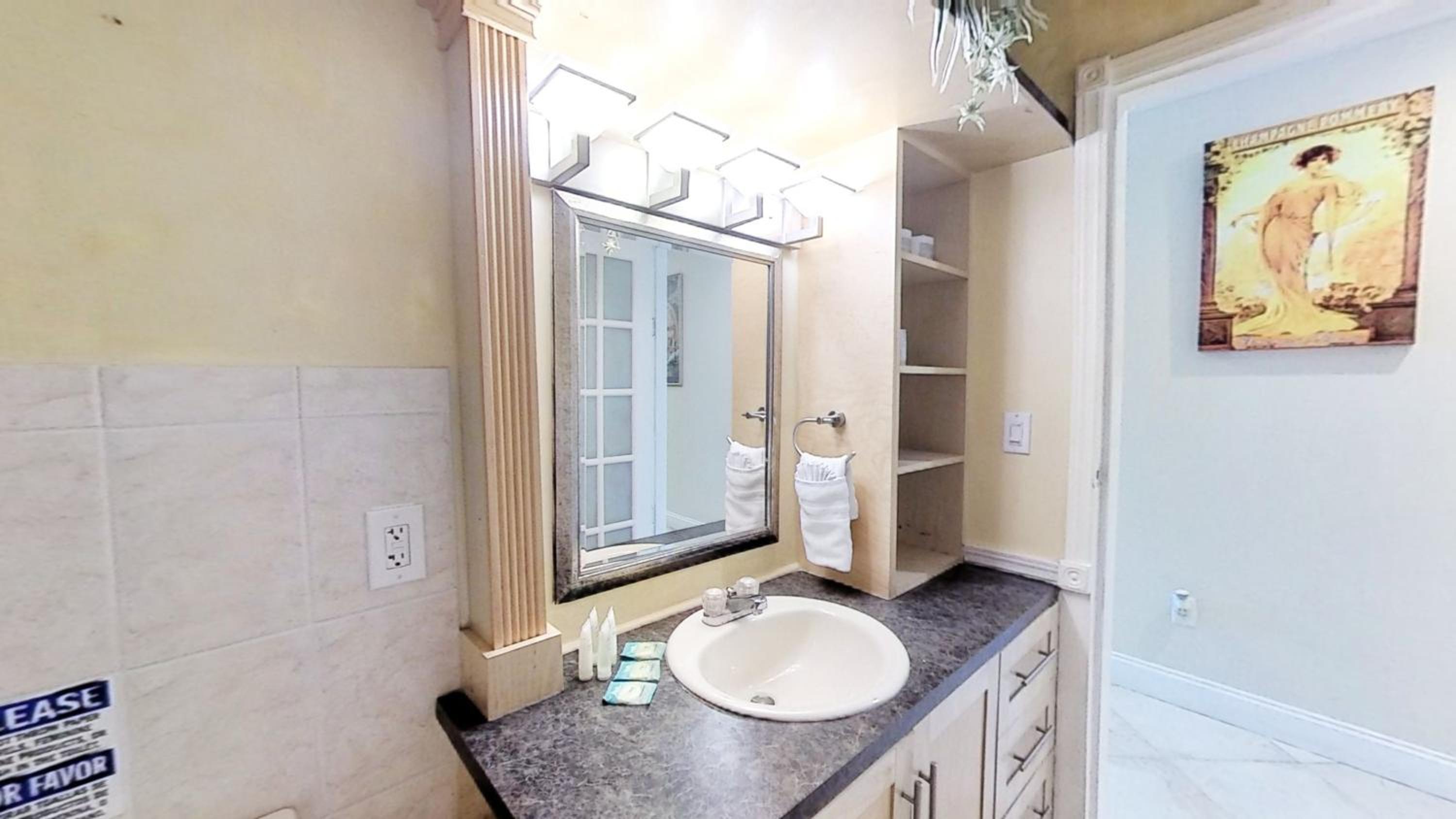 Castle B17 Contemporary Condo with Pool, Beach Access and Free Parking