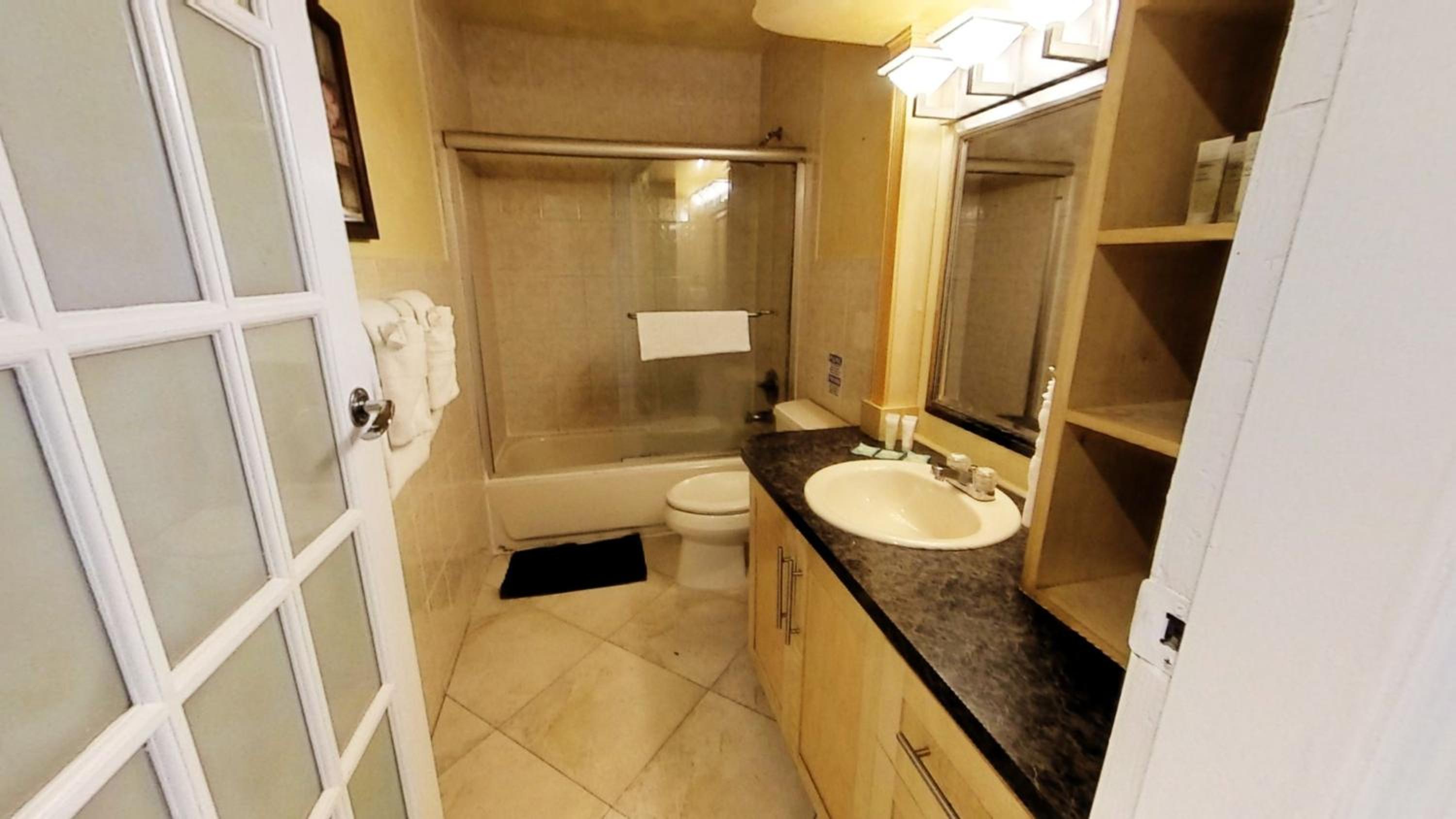 Castle B17 Contemporary Condo with Pool, Beach Access and Free Parking