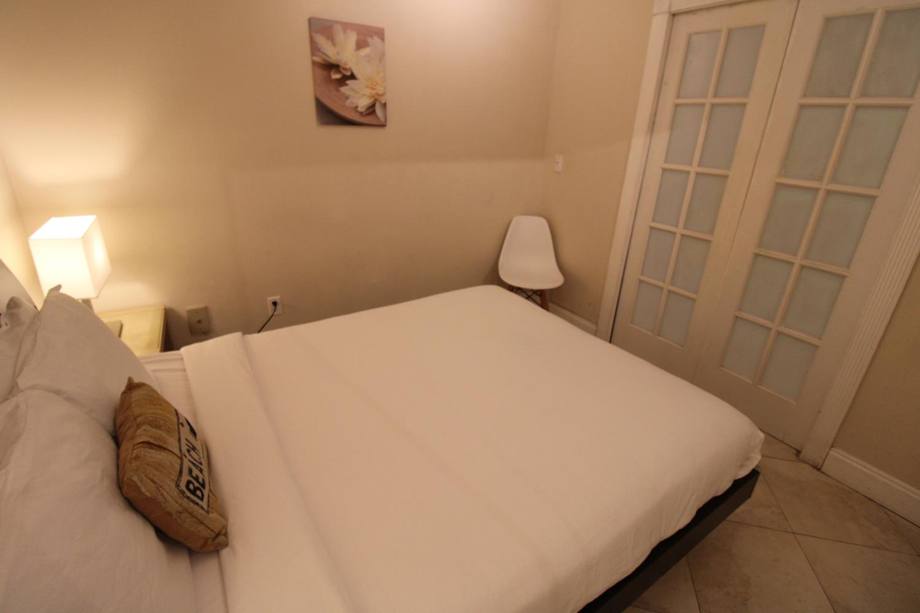 Castle B17 Contemporary Condo with Pool, Beach Access and Free Parking