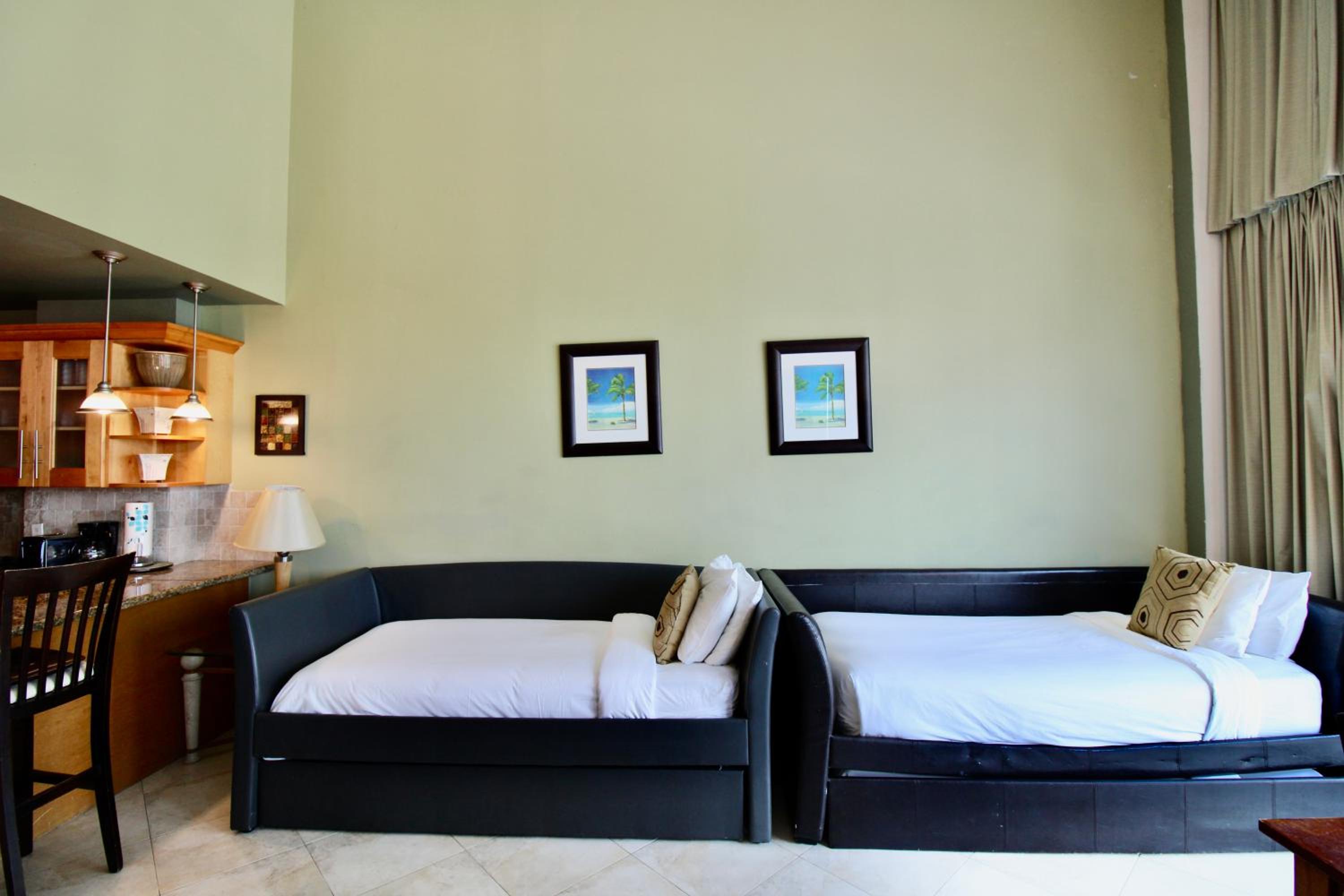 Castle B17 Contemporary Condo with Pool, Beach Access and Free Parking