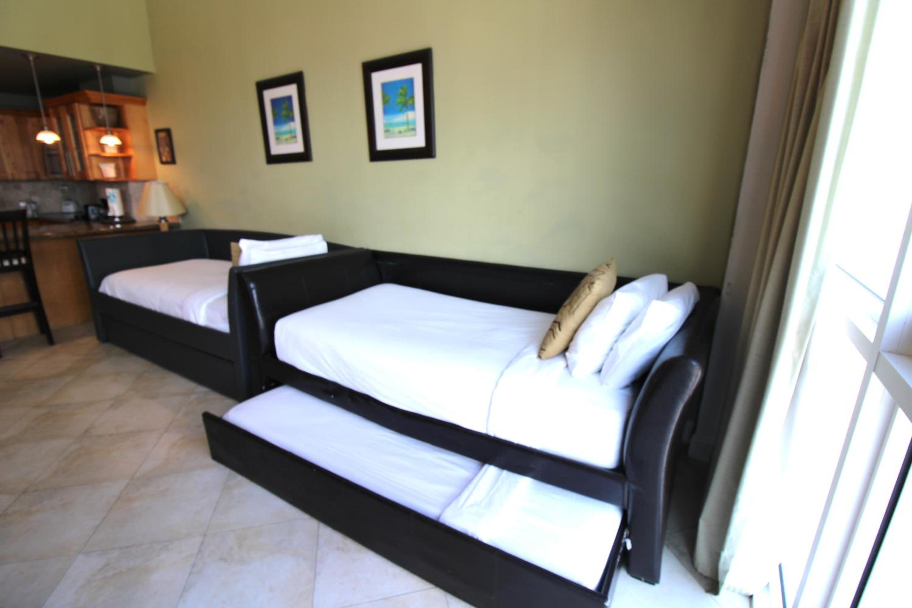 Castle B17 Contemporary Condo with Pool, Beach Access and Free Parking
