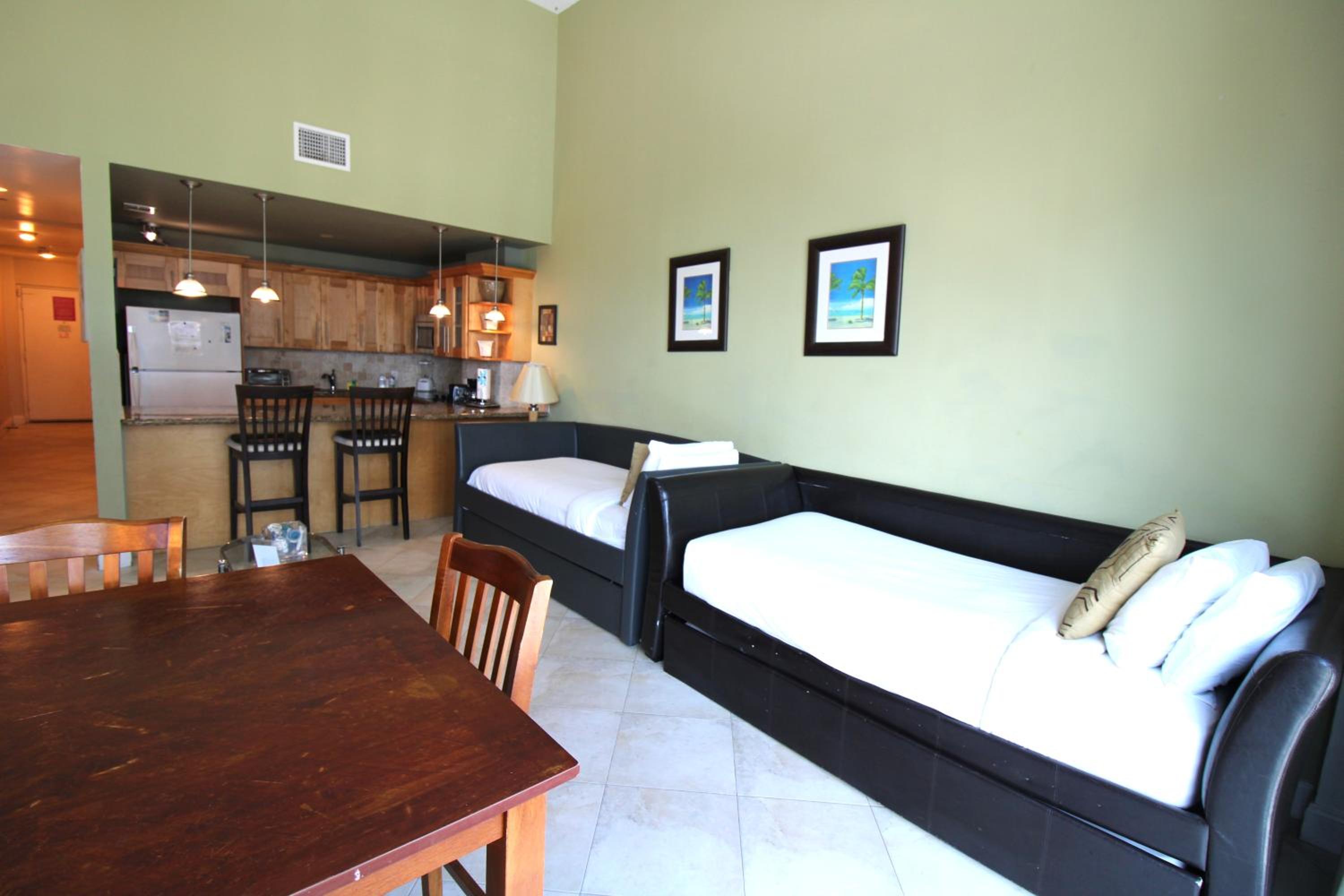 Castle B17 Contemporary Condo with Pool, Beach Access and Free Parking