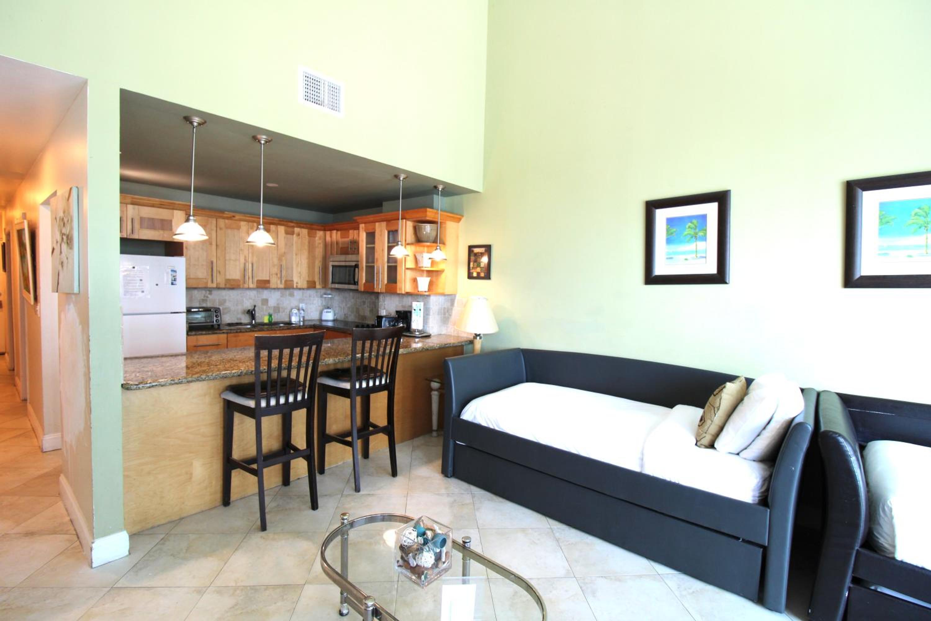 Castle B17 Contemporary Condo with Pool, Beach Access and Free Parking