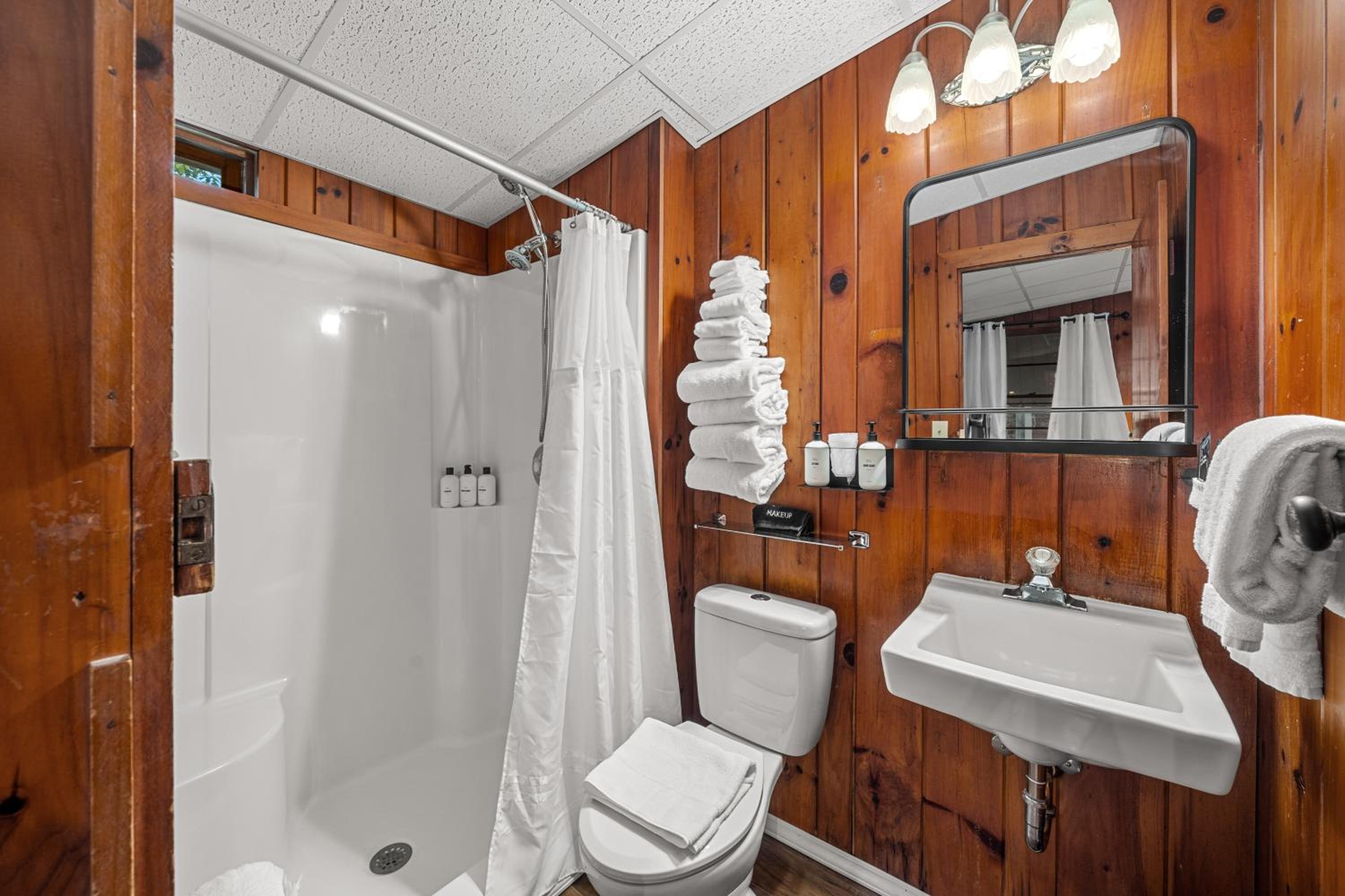 CedarWood Inn