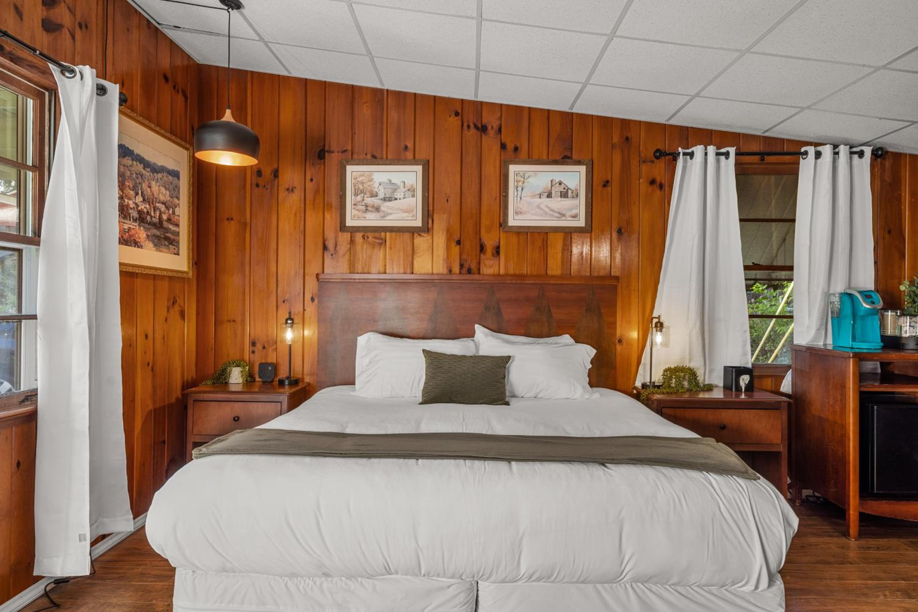 CedarWood Inn