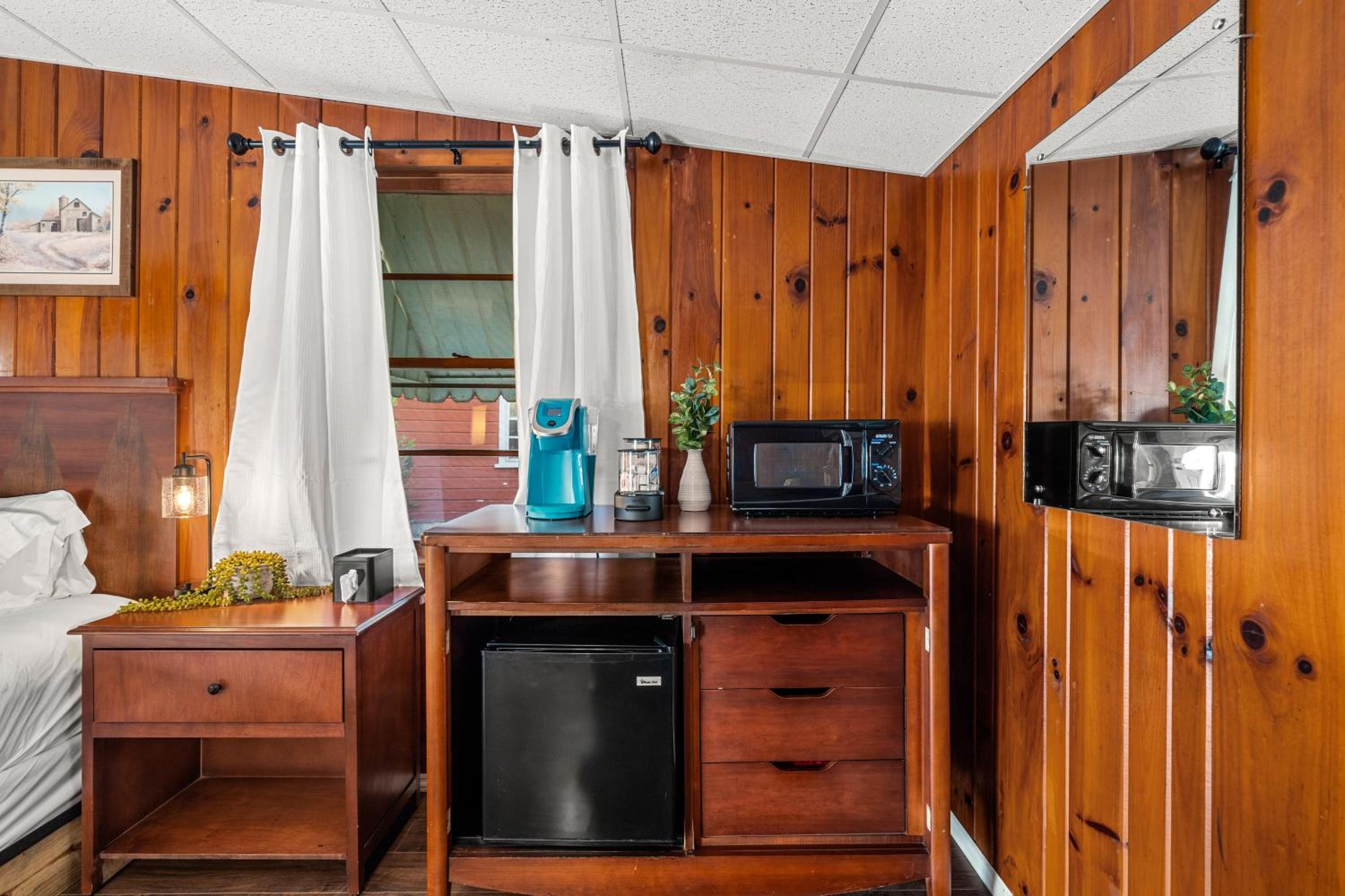 CedarWood Inn