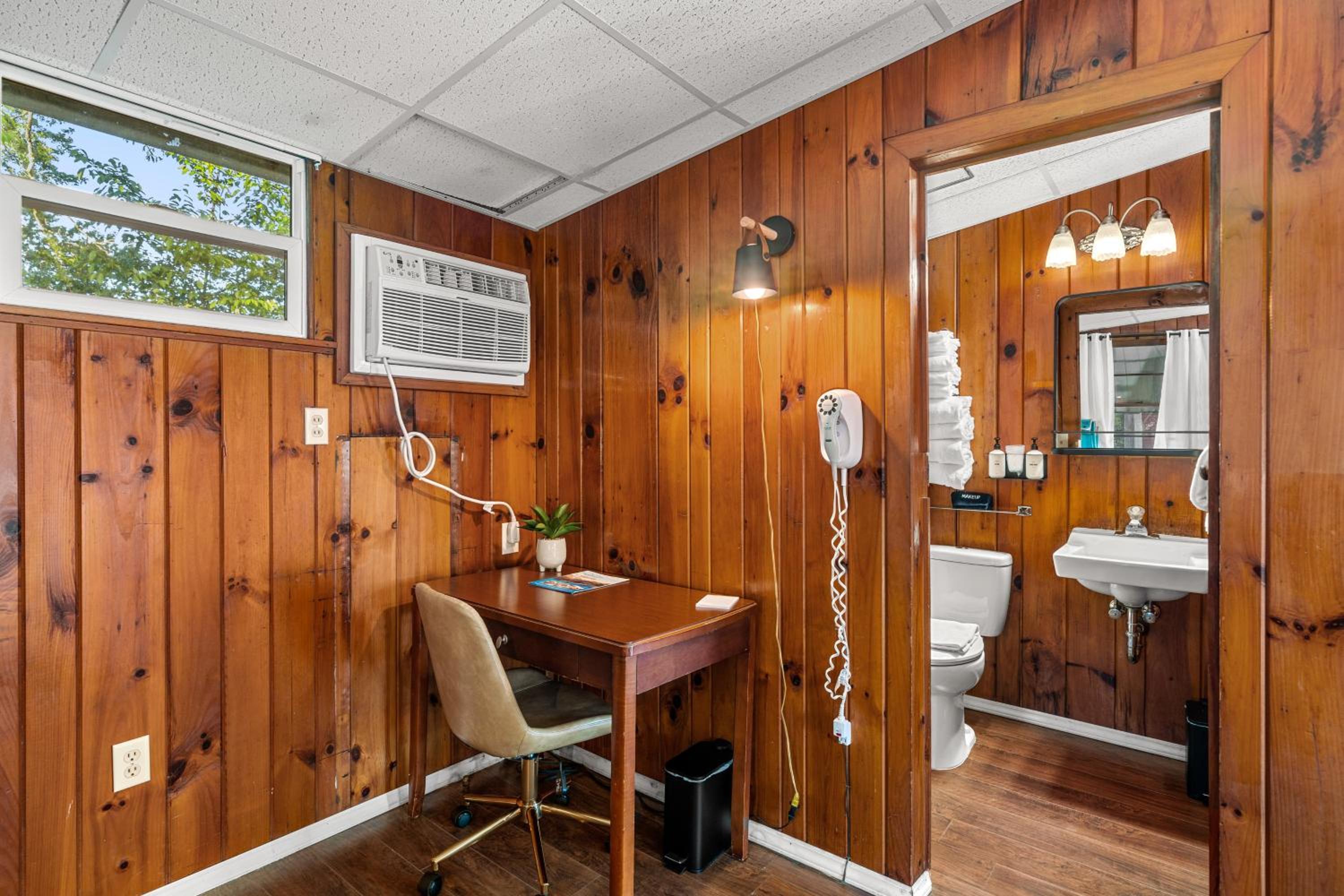 CedarWood Inn