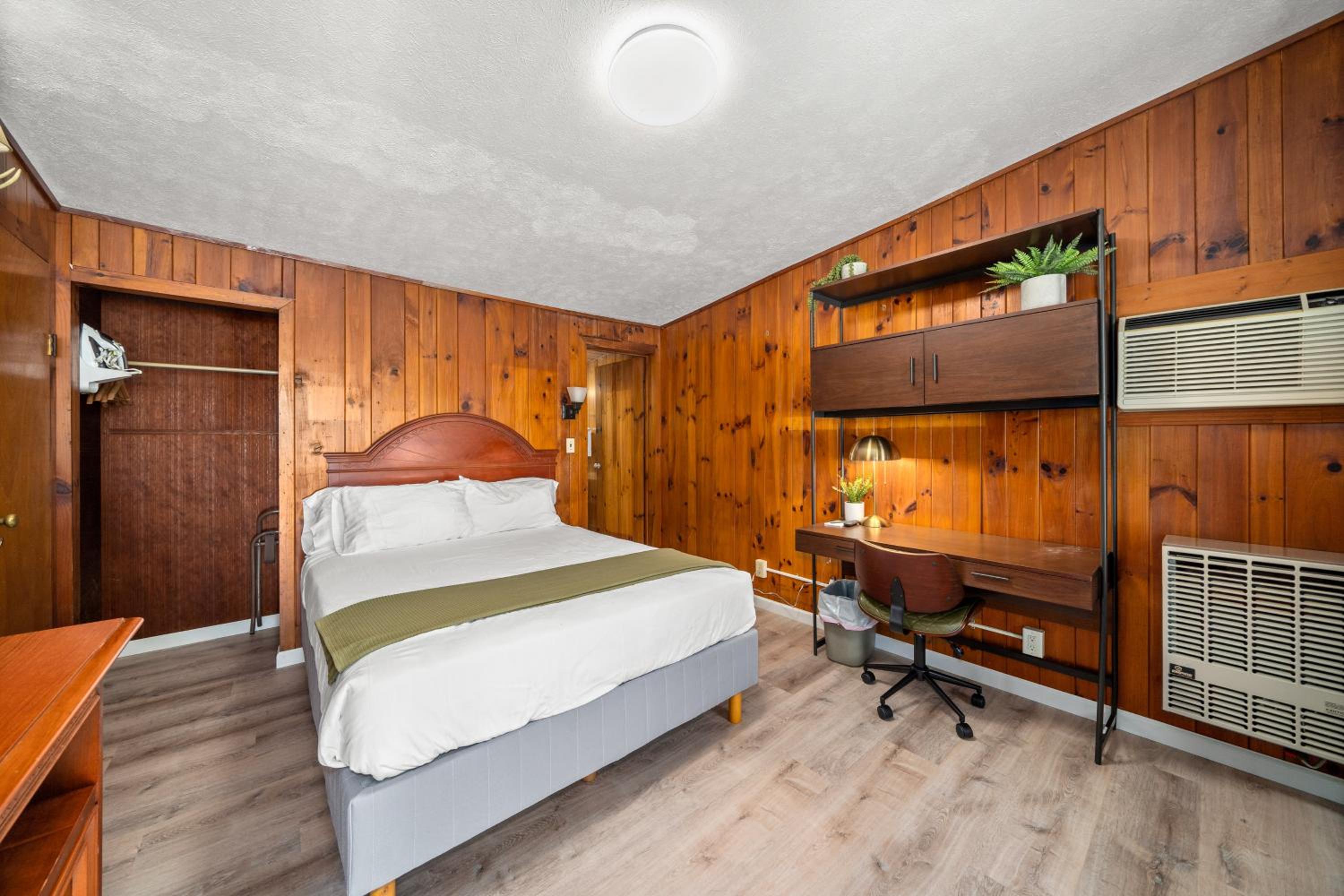 CedarWood Inn