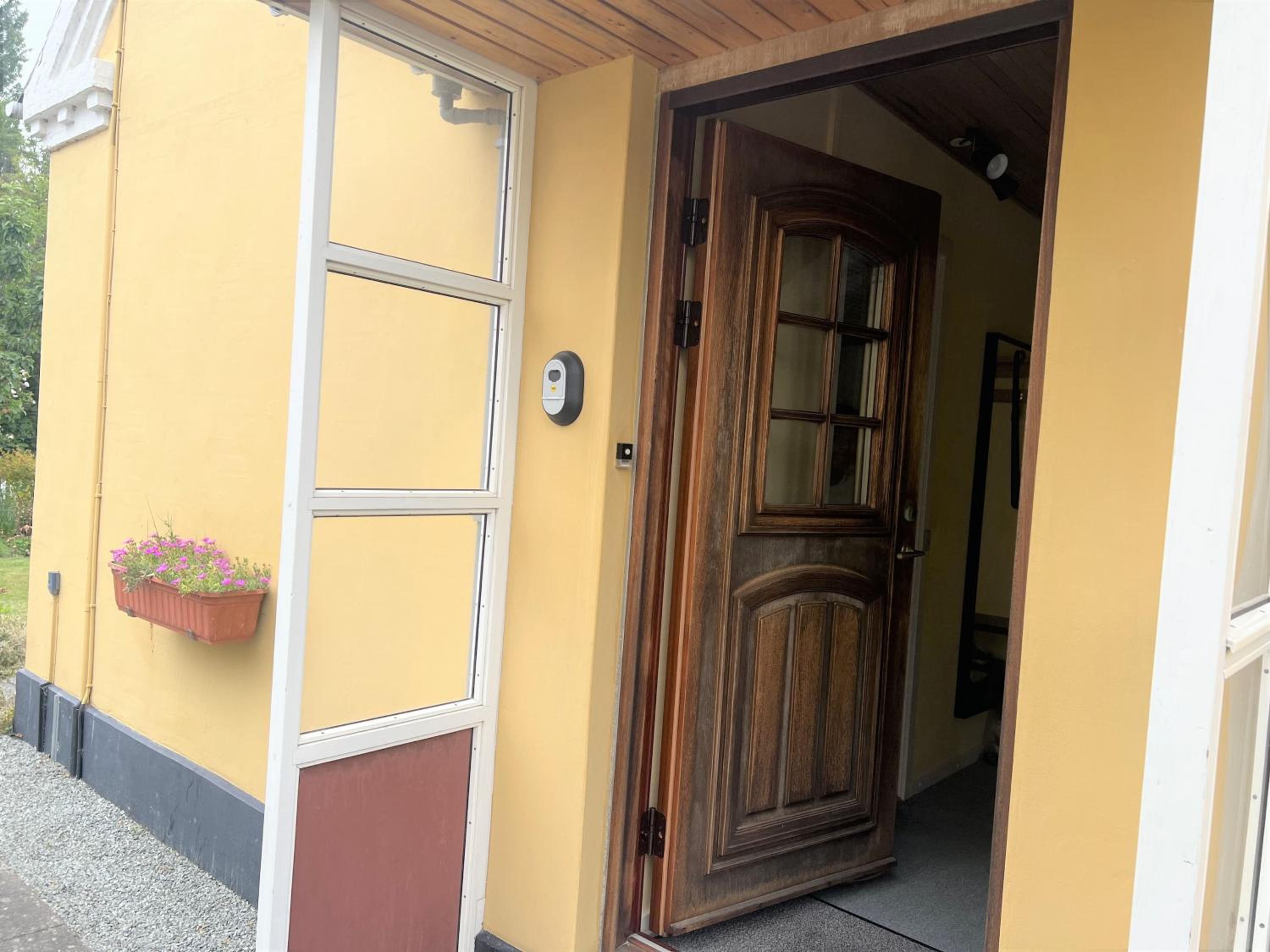 The Yellow House, Beach 5mins Drive, 3BR with free parking, Fast Fiber Internet