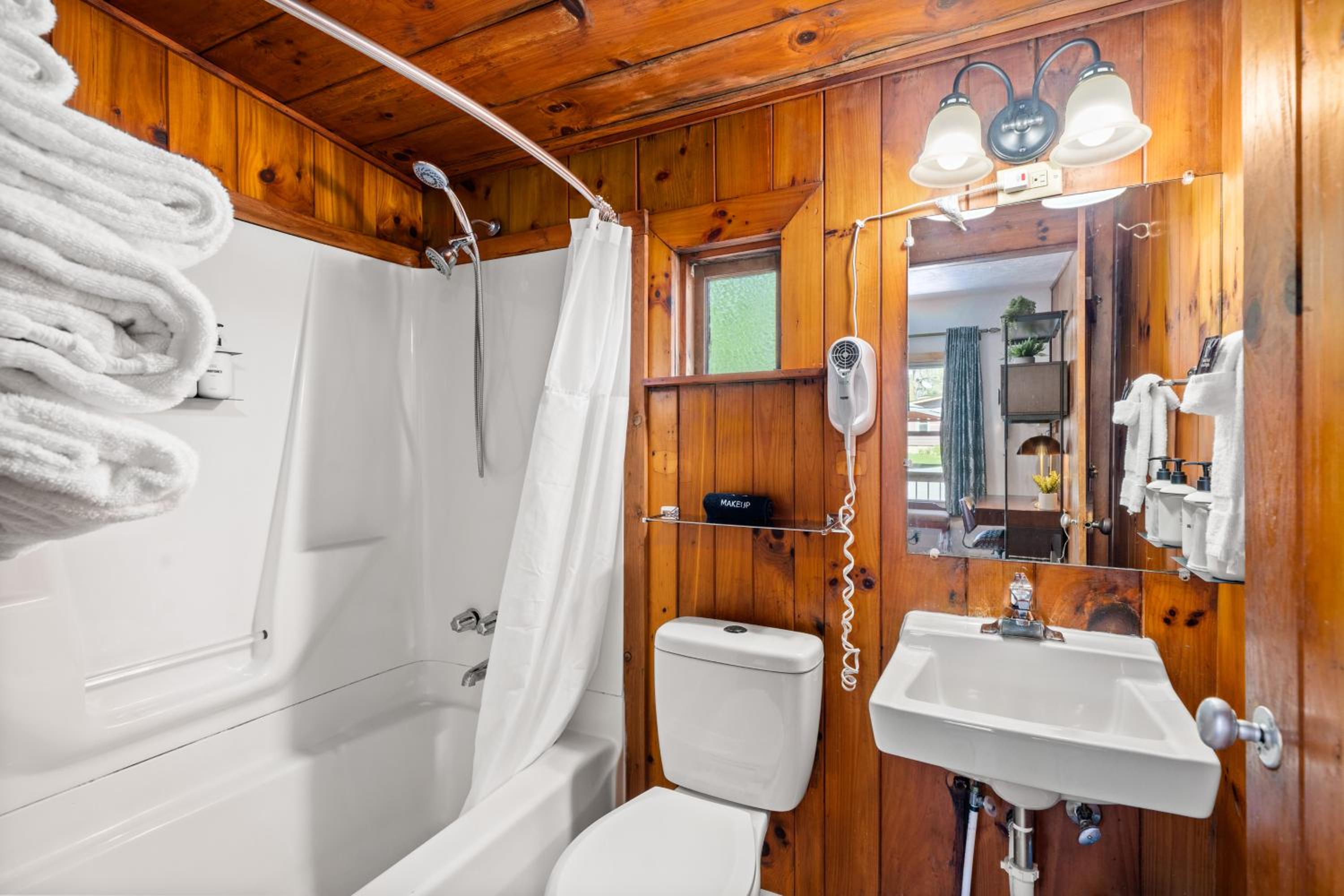 CedarWood Inn
