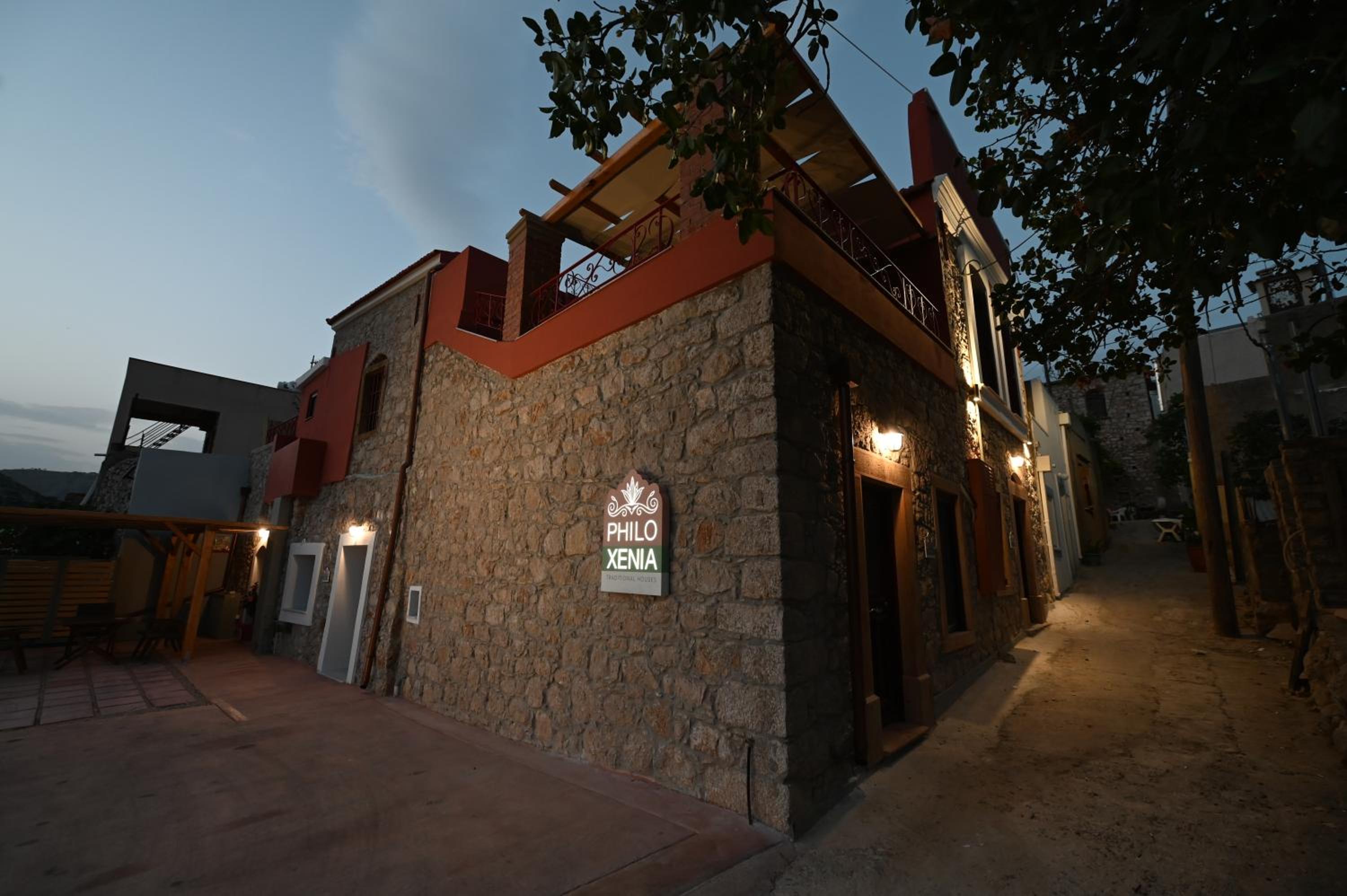PhiloXenia Traditional Apartments