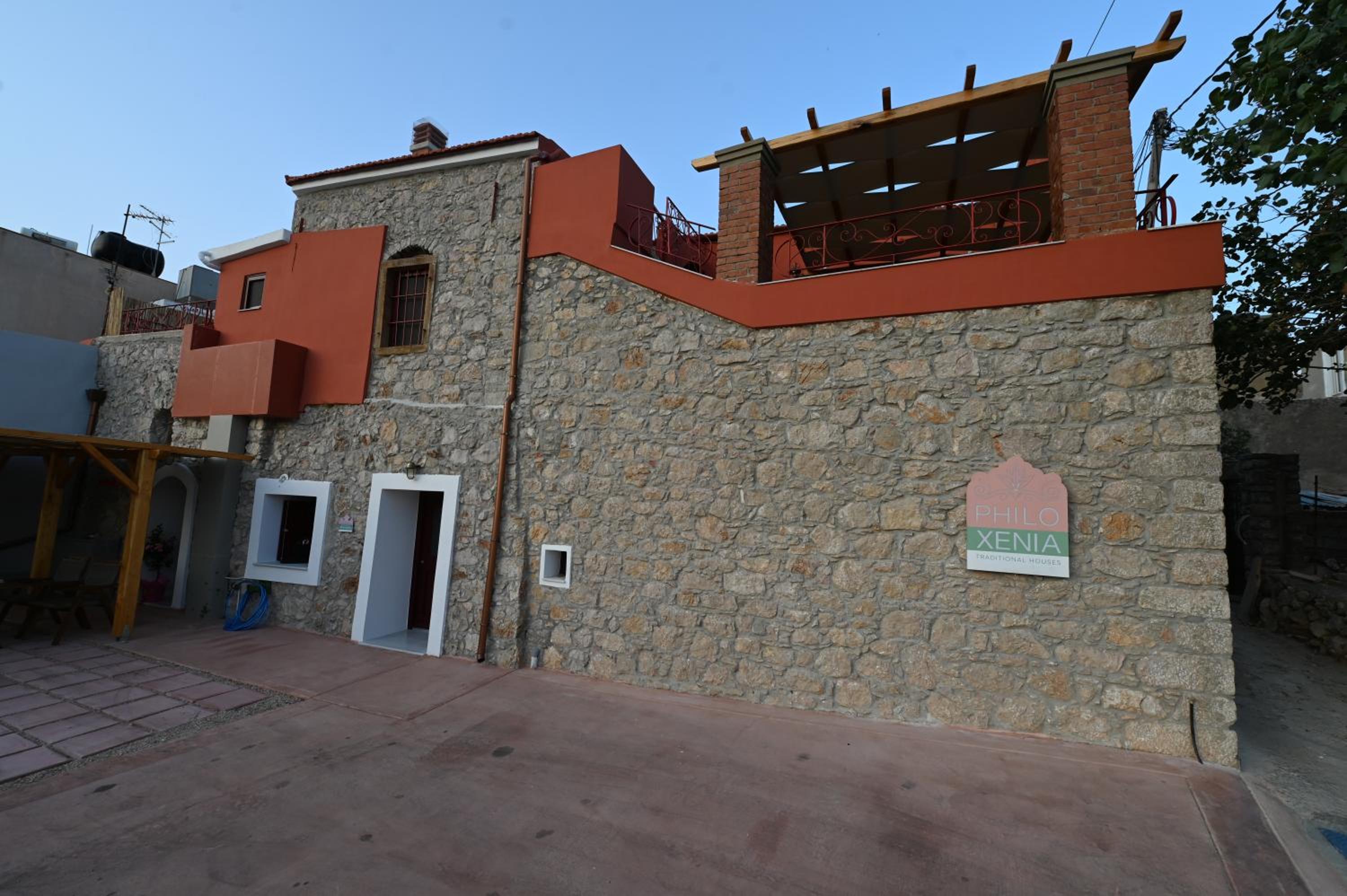 PhiloXenia Traditional Apartments