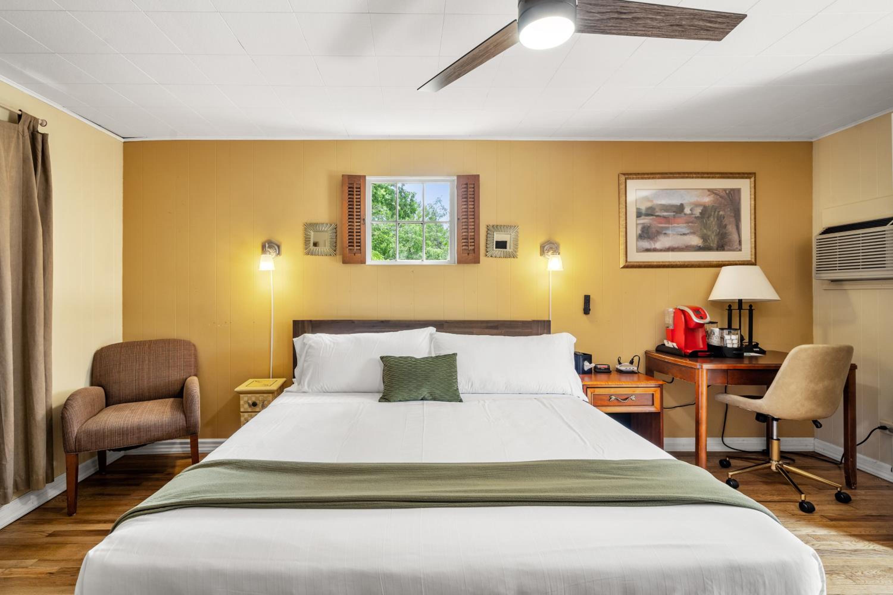 CedarWood Inn