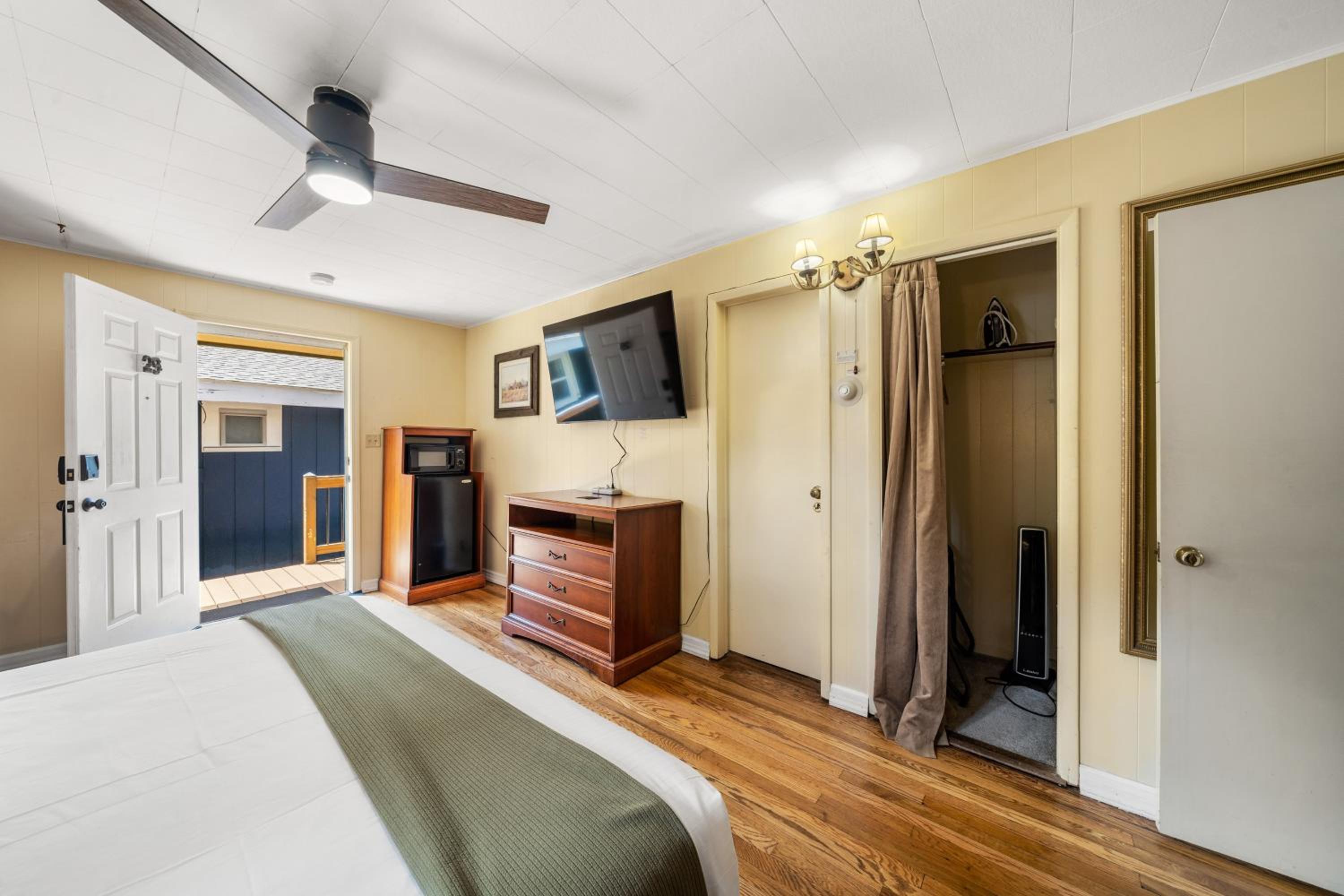 CedarWood Inn