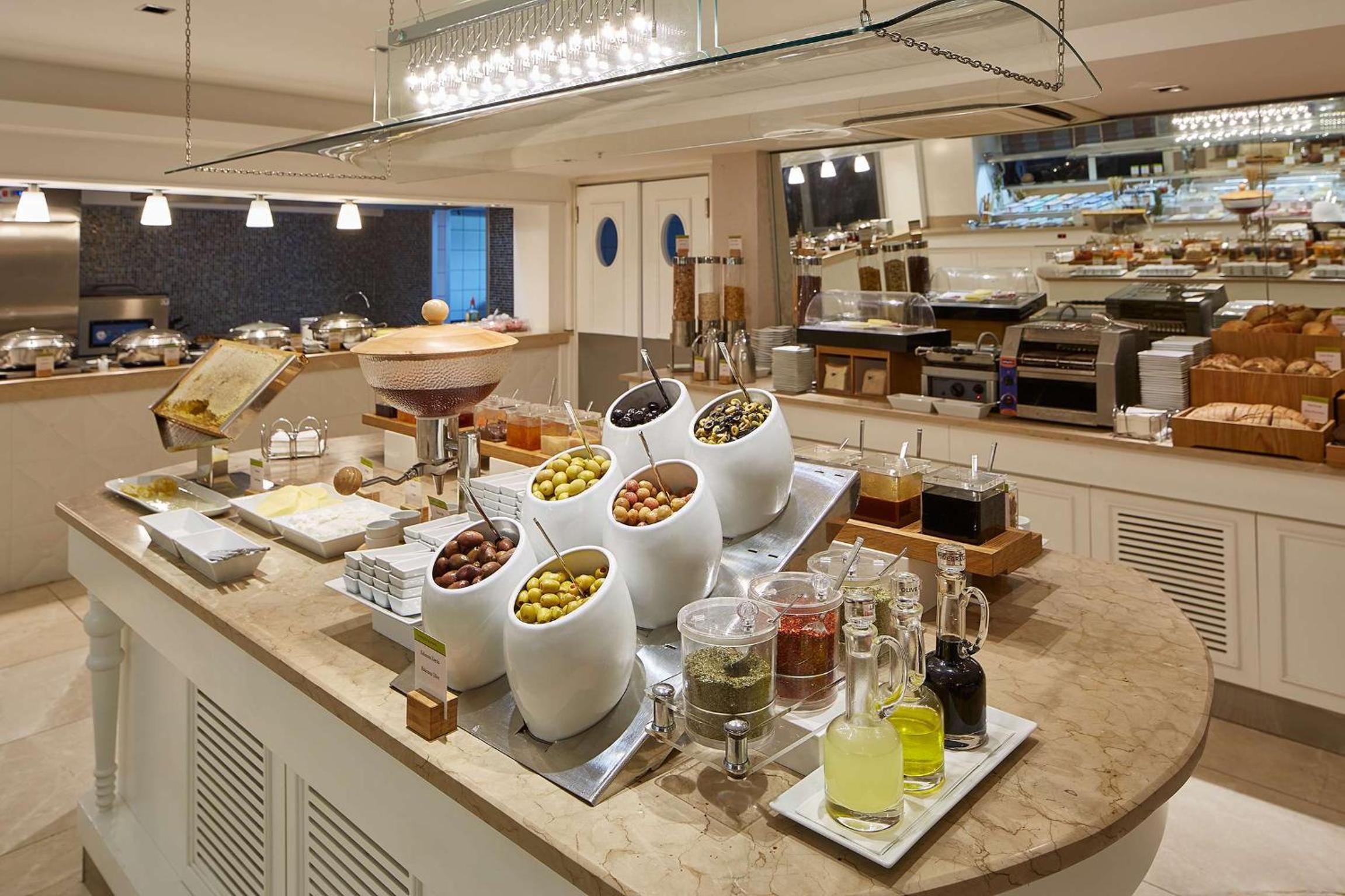 DoubleTree by Hilton Izmir - Alsancak - Image 10