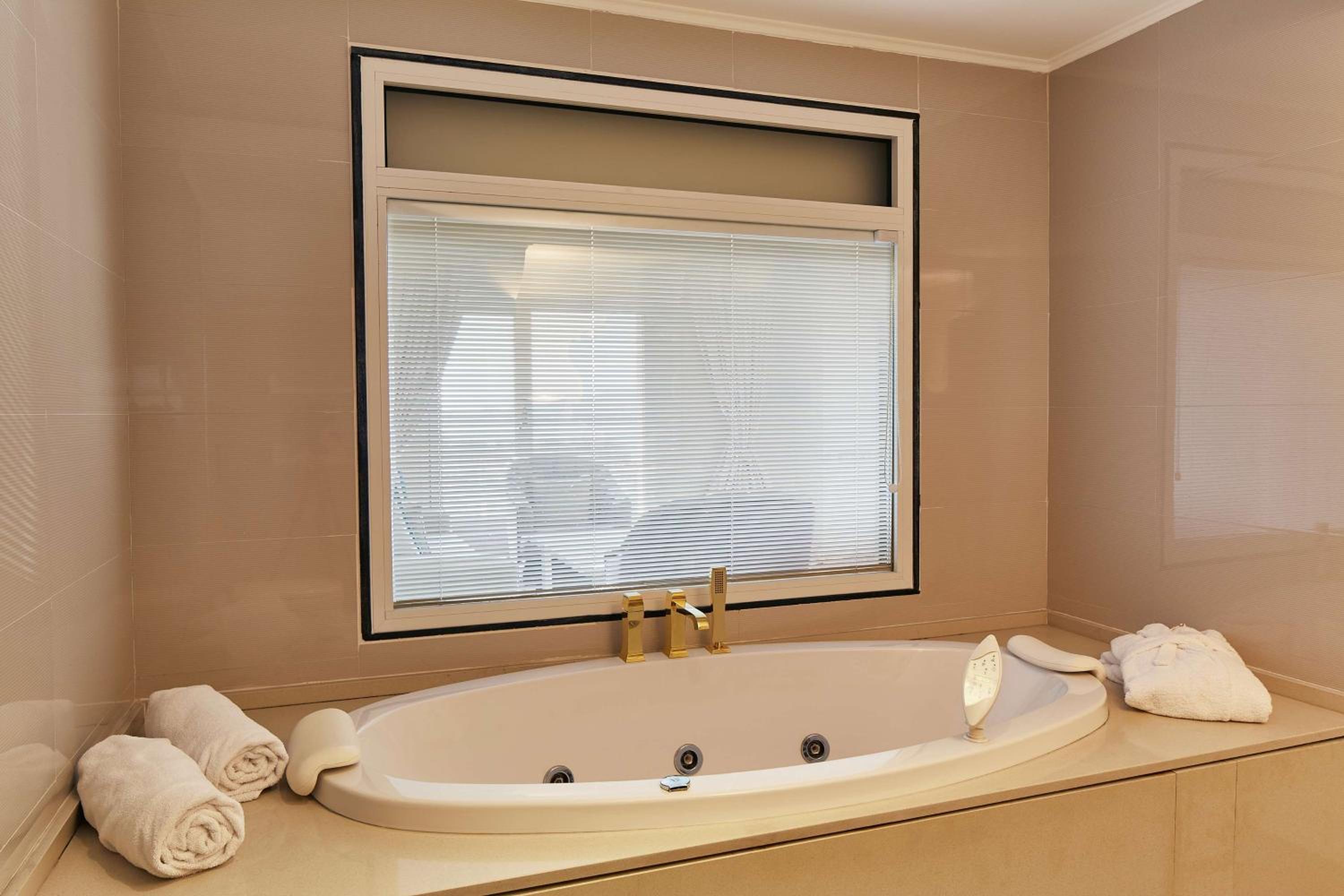 DoubleTree by Hilton Izmir - Alsancak - Image 17