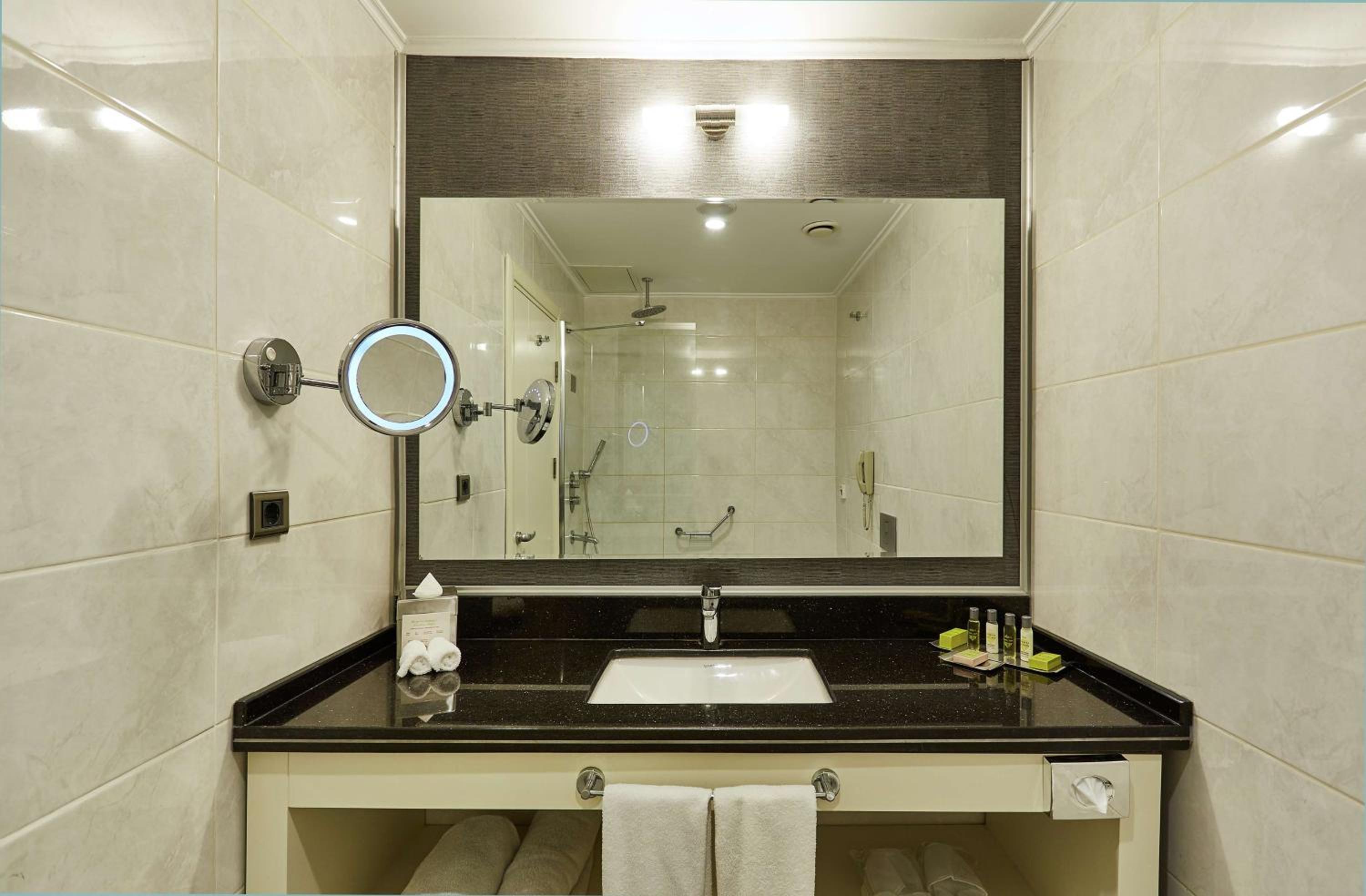 DoubleTree by Hilton Izmir - Alsancak - Image 25
