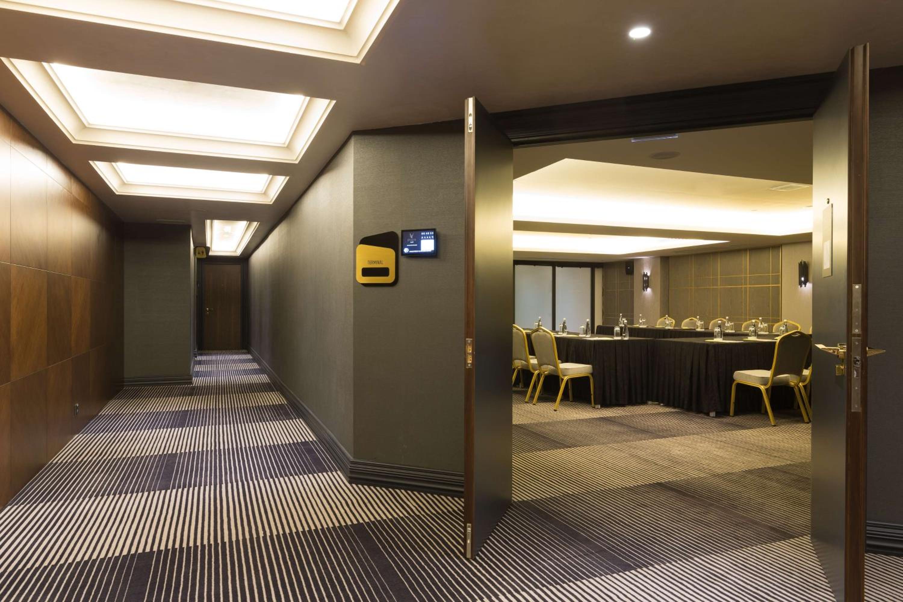 DoubleTree By Hilton Izmir Airport - Image 34