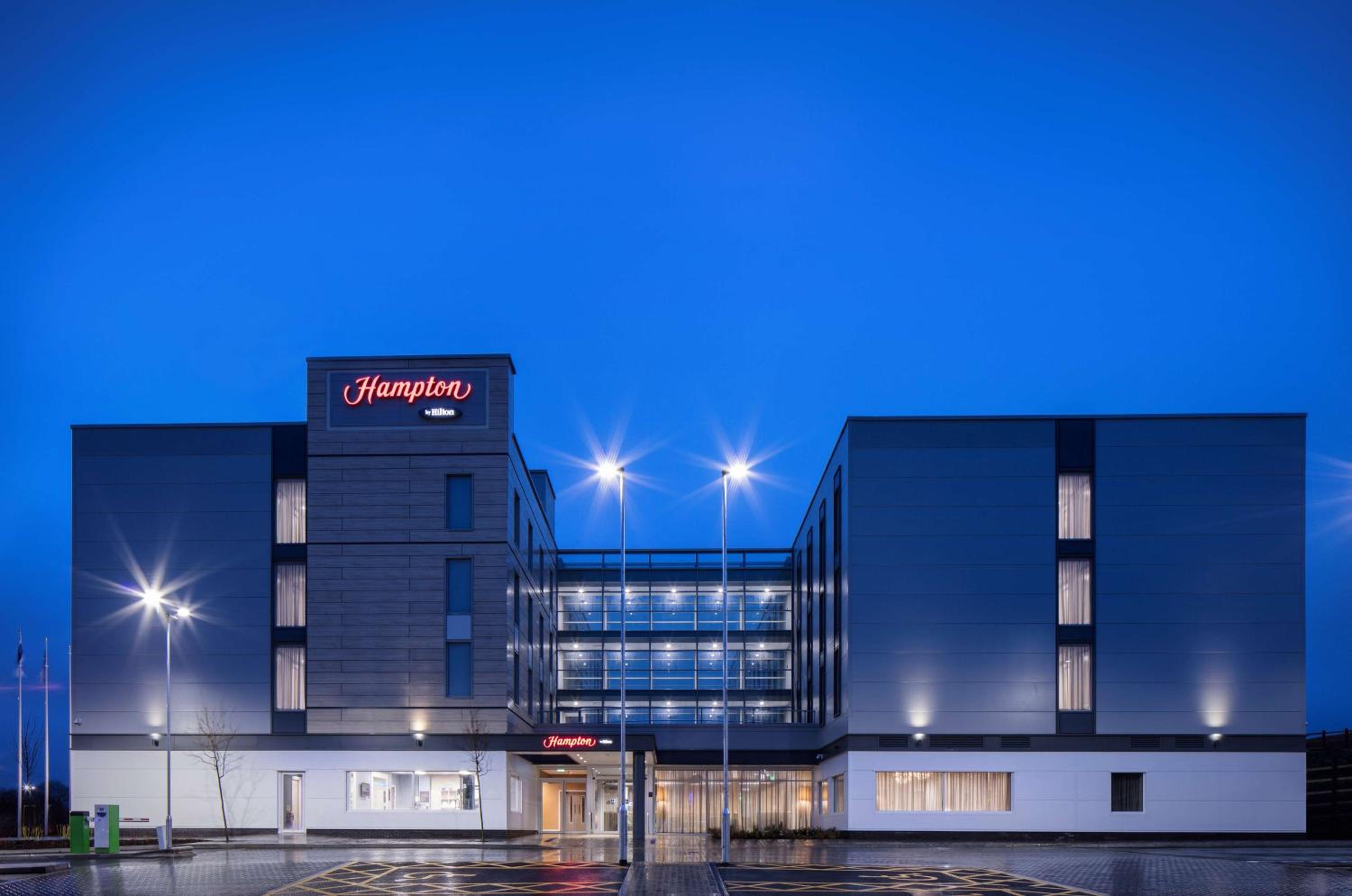 Hotel Hampton By Hilton Bristol Airport - Image 1