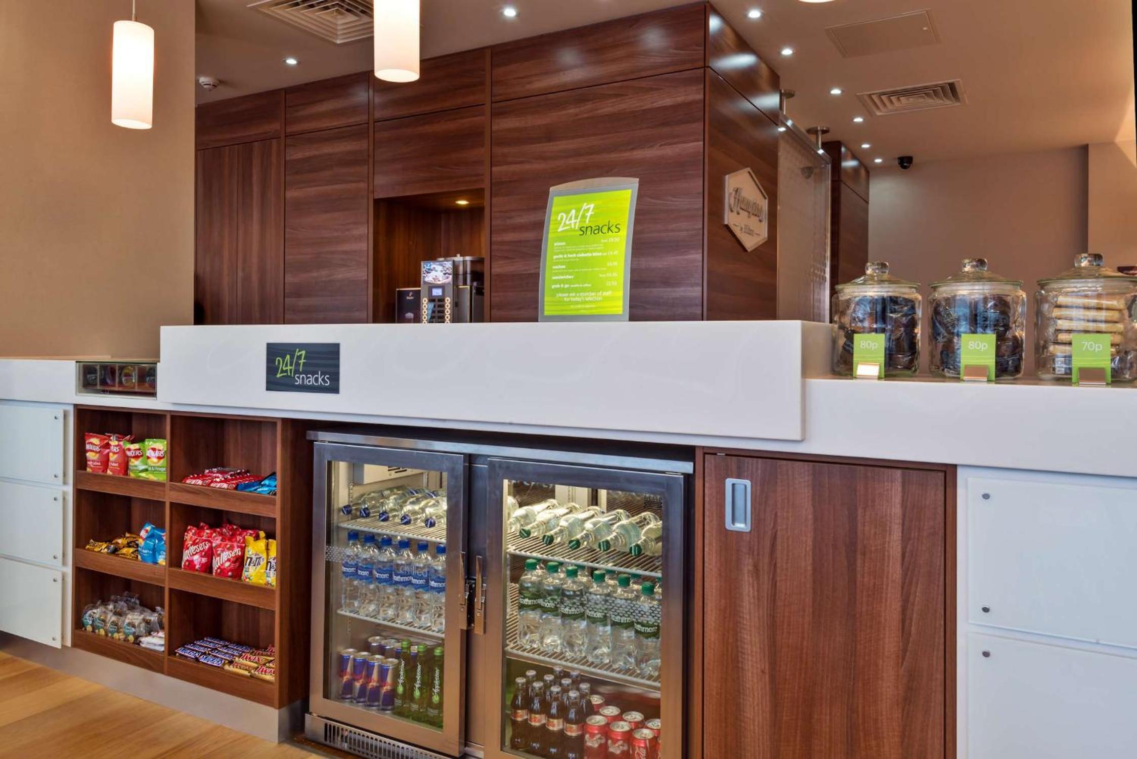 Luton Vacations - Hampton by Hilton Luton Airport - Property Image 1