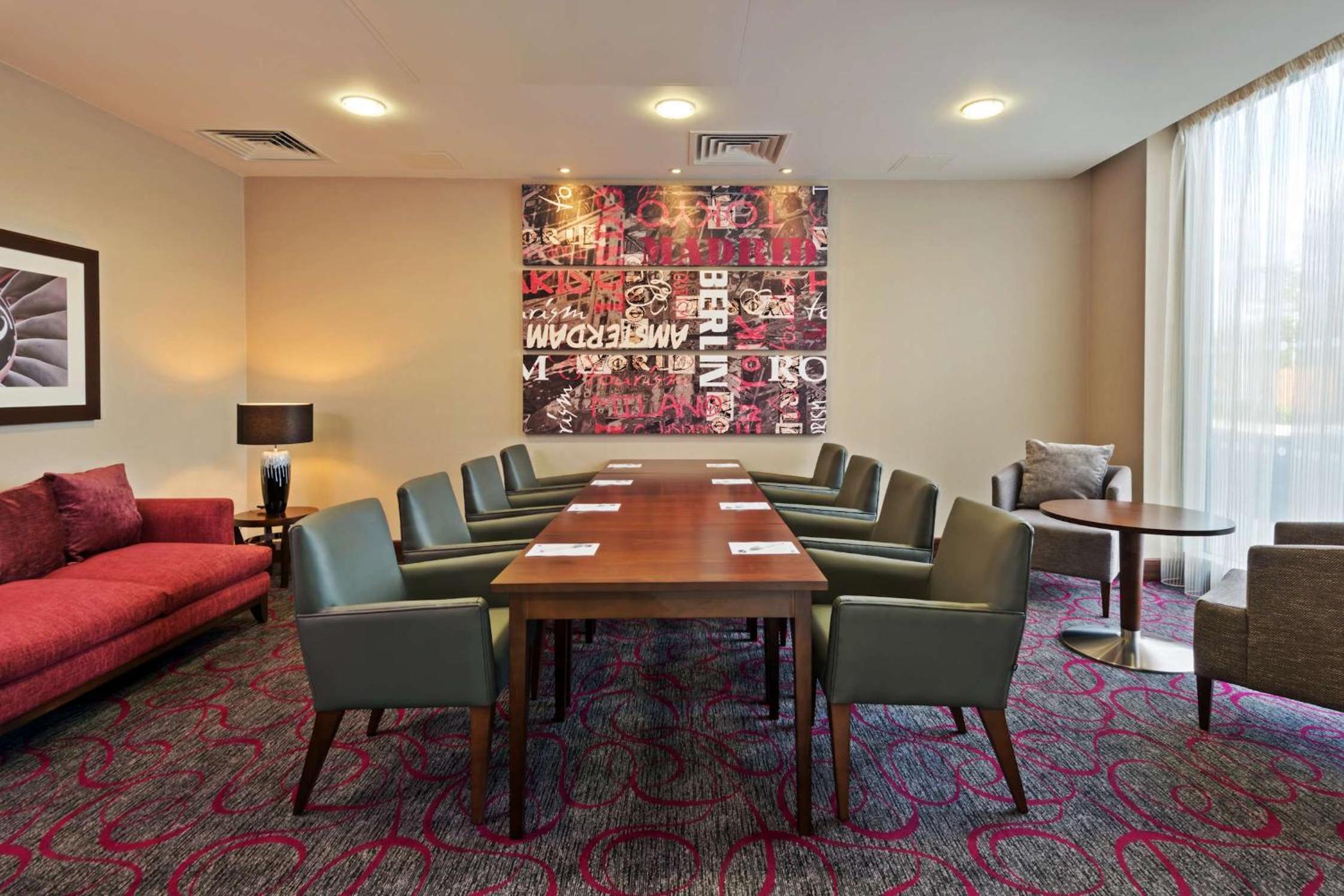 Luton Vacations - Hampton by Hilton Luton Airport - Property Image 9
