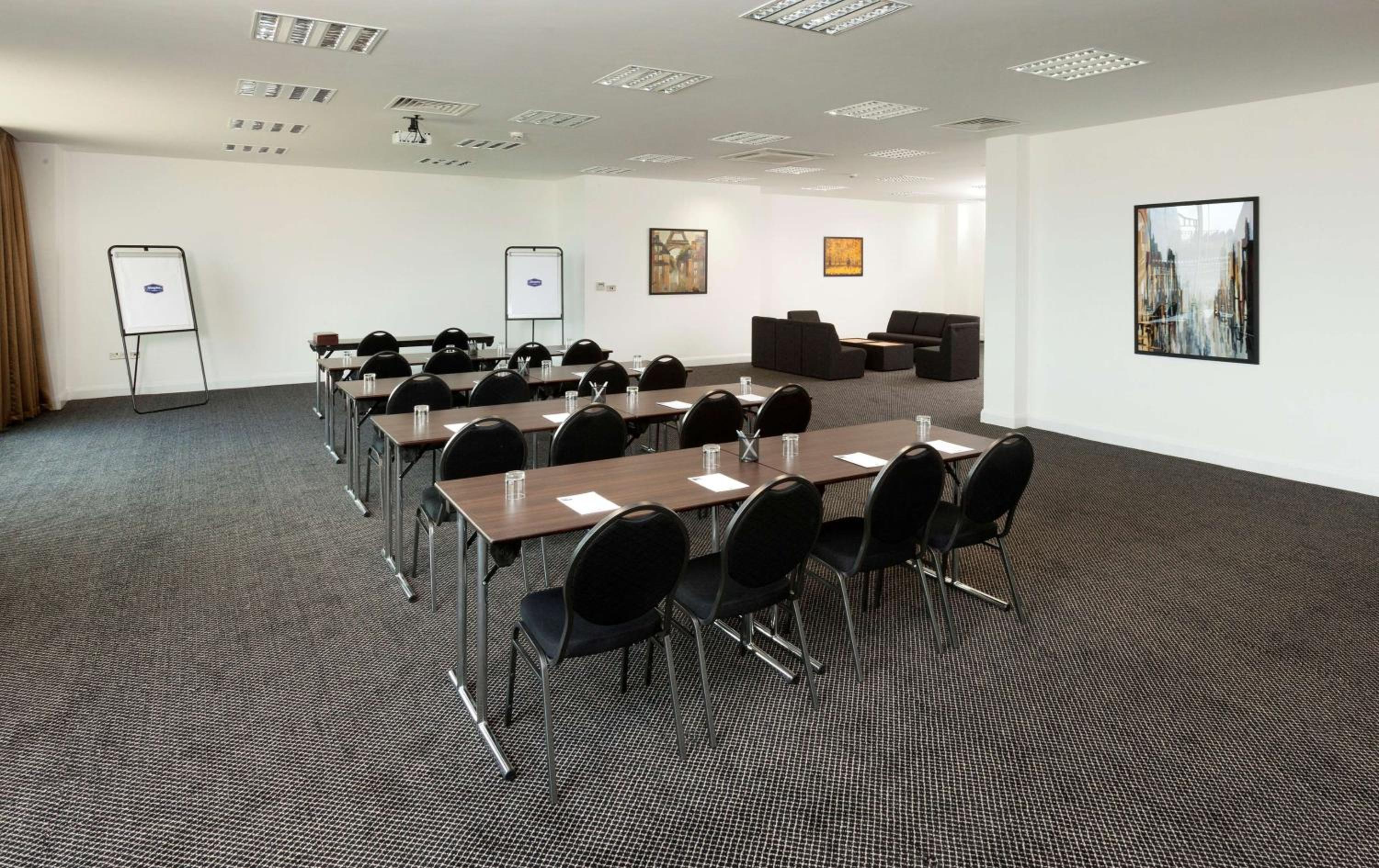 Luton Vacations - Hampton by Hilton Luton Airport - Property Image 6