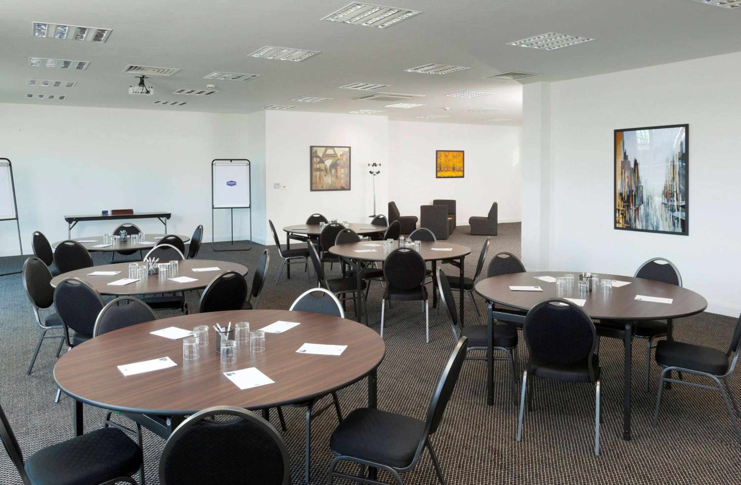 Luton Vacations - Hampton by Hilton Luton Airport - Property Image 5