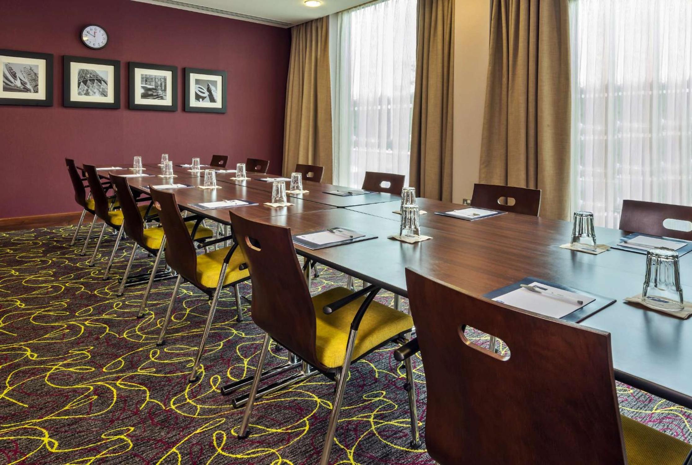 Luton Vacations - Hampton by Hilton Luton Airport - Property Image 4