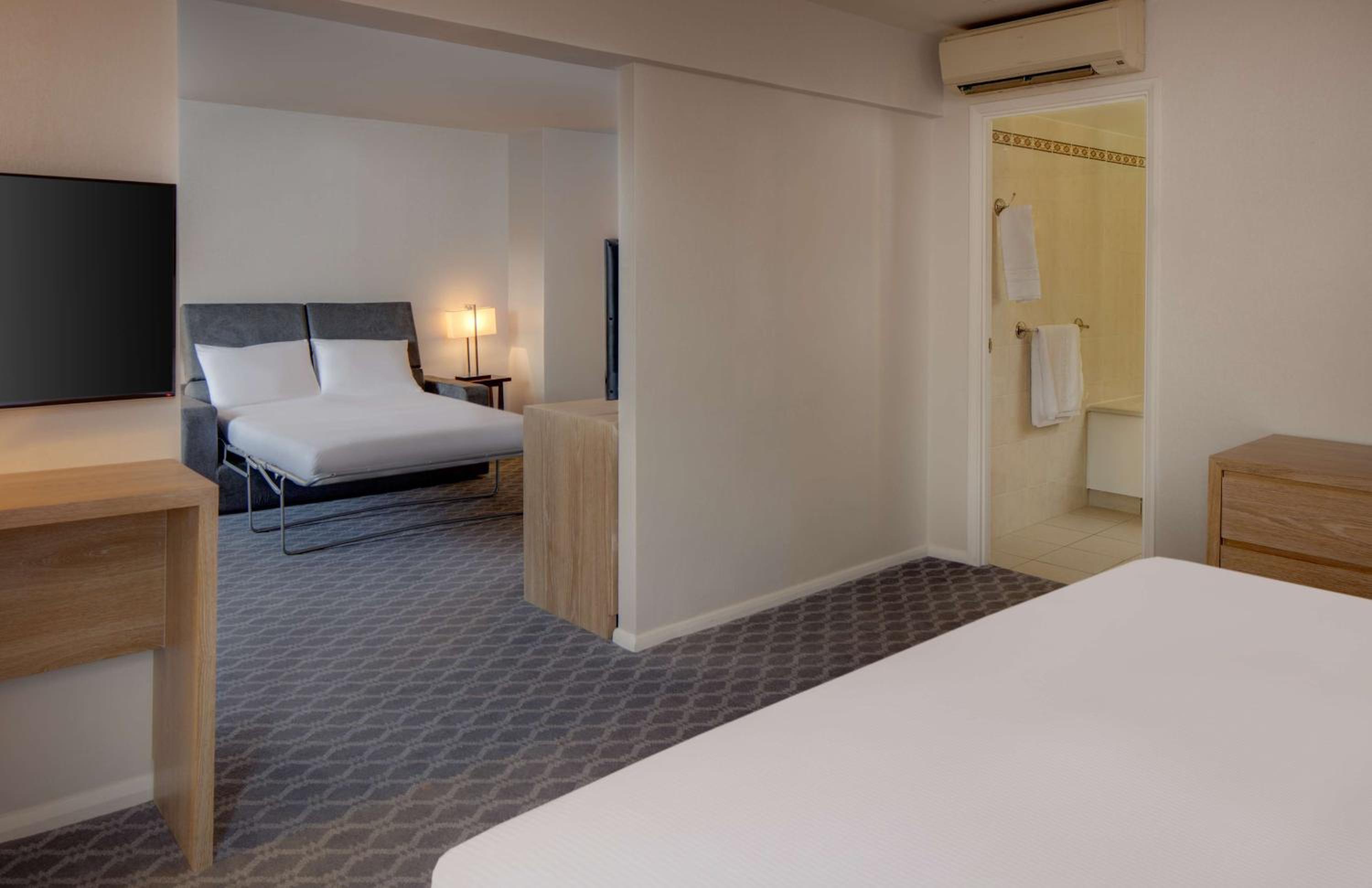 Watford Vacations - Hilton London Watford - Property Image 5
