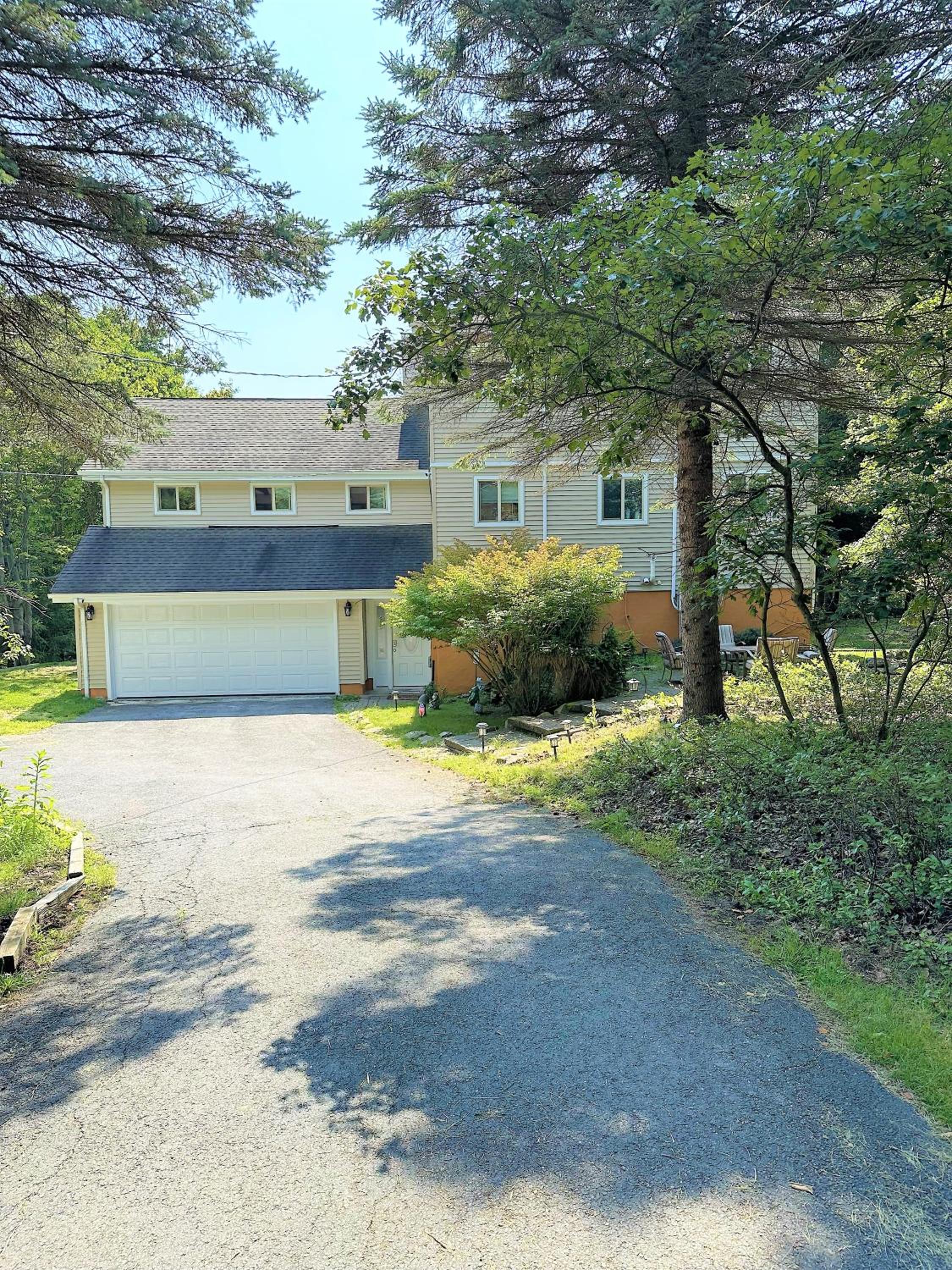 Hotel WOW!! Ultimate Pocono Retreat, Hot Tub, Game Room, Deck, Lakes, Skiing, Pools - Image 1