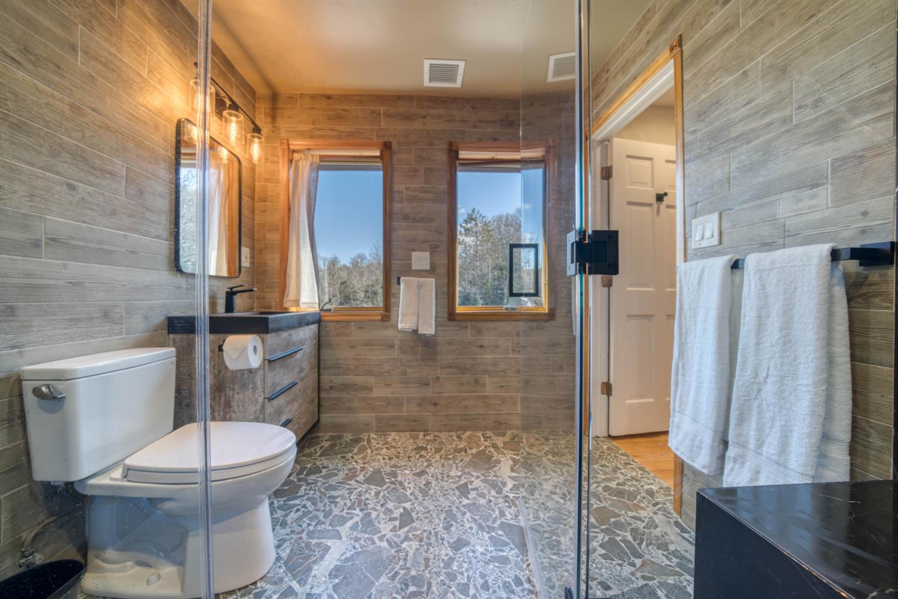The Haüs Windham - Spacious Suites, Hot Tub, Mountain Views! view 2