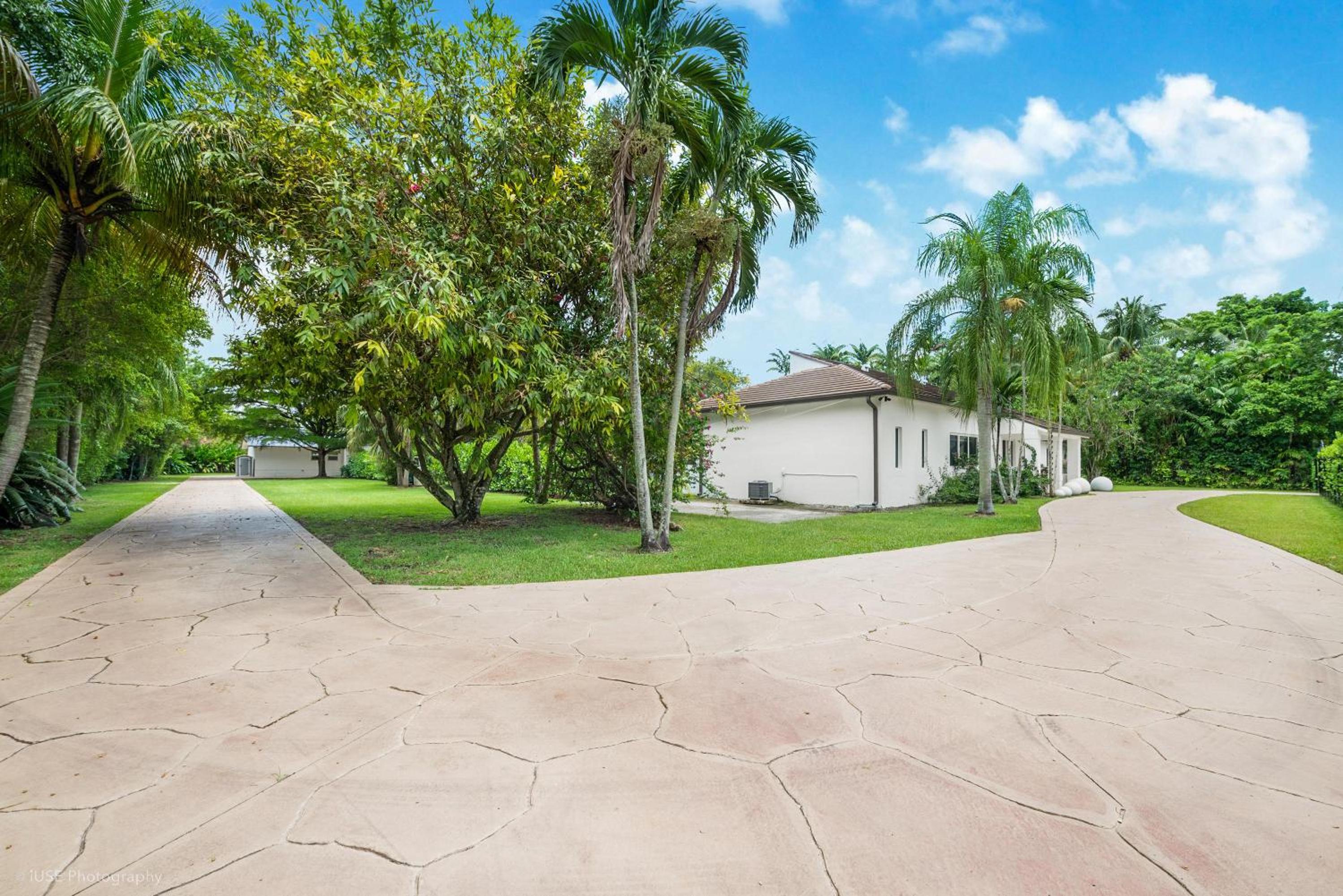 Luxe Retreat with Private Beach & Pool Paradise L53