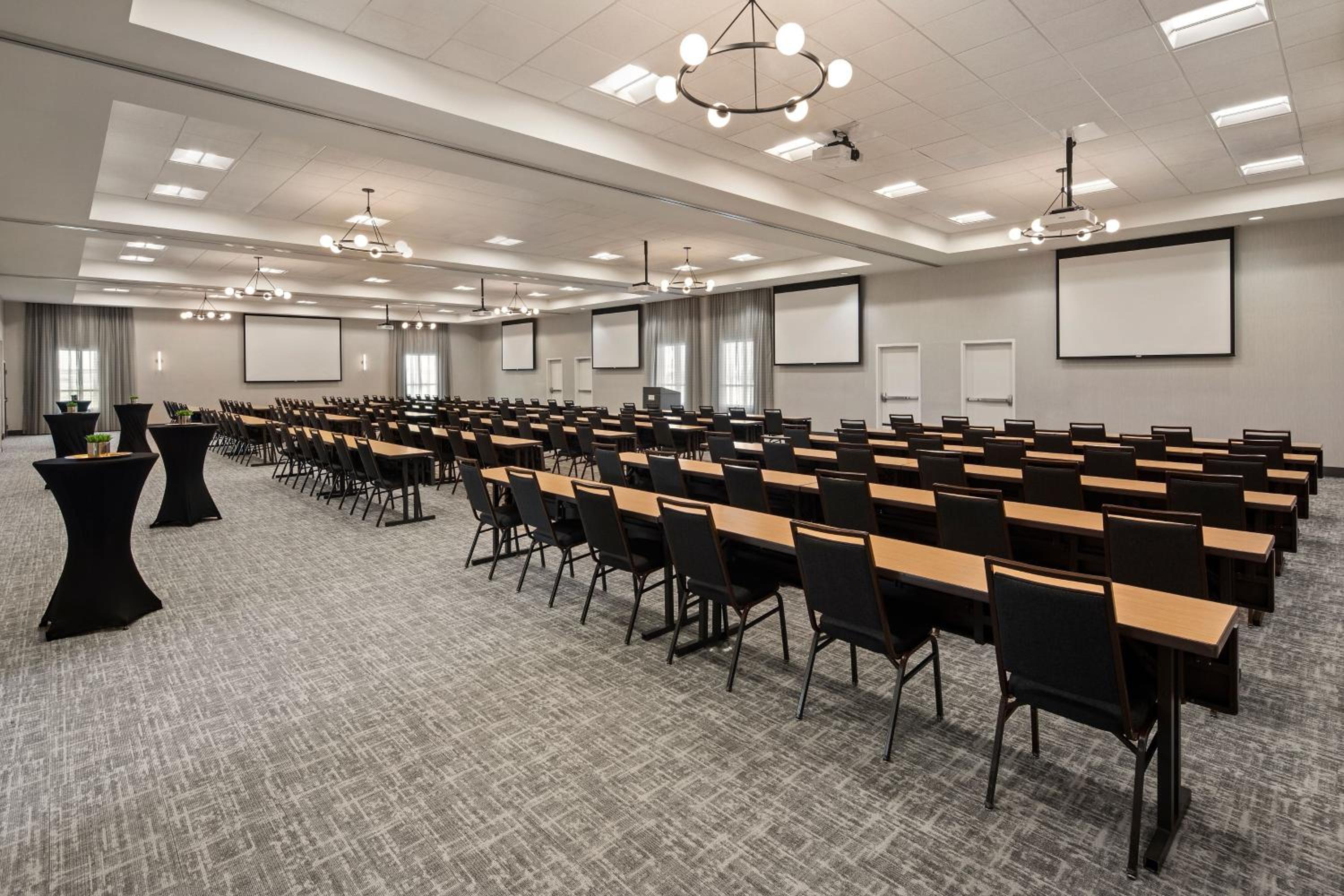 Courtyard Mankato Hotel & Event Center