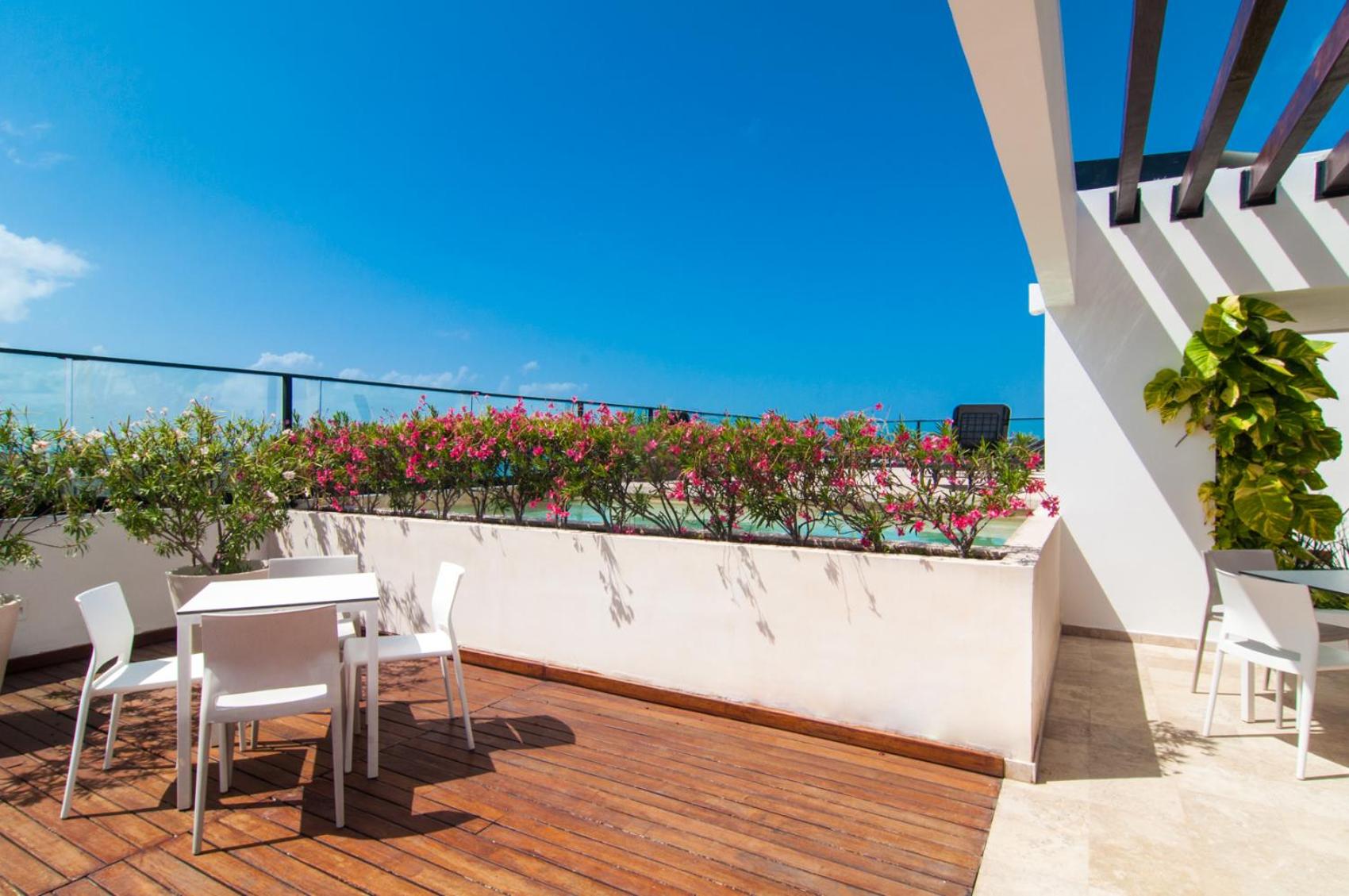 Kuxtal 3 Bedroom Downtown Apartment by Casago