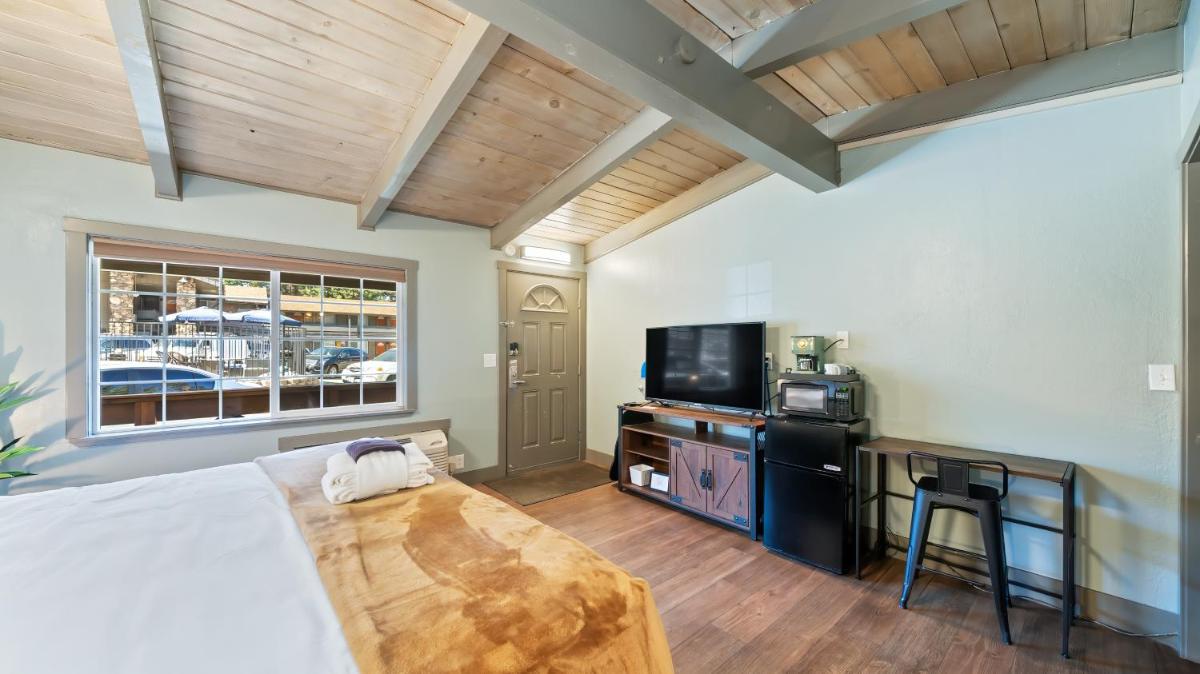 Lake Tahoe Vacations - Blue Jay Lodge - Property Image 3