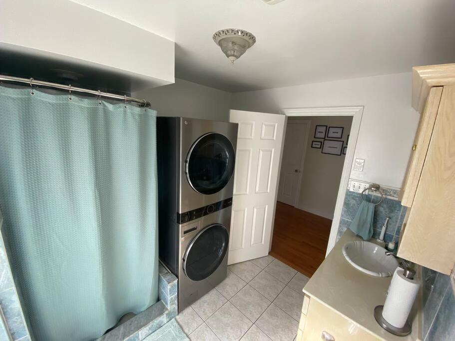 Cozy & Stylish 2 BD in Midtown Toronto