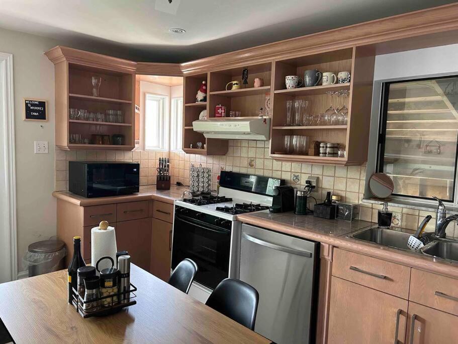 Cozy & Stylish 2 BD in Midtown Toronto