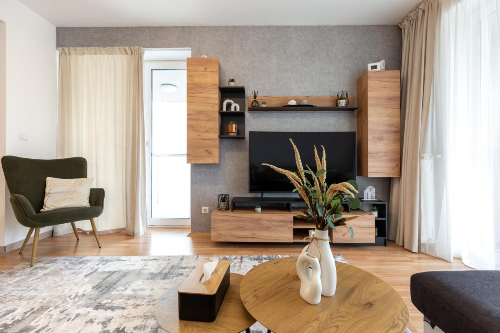 EME-ROSE Condo, free guarded parking & gym