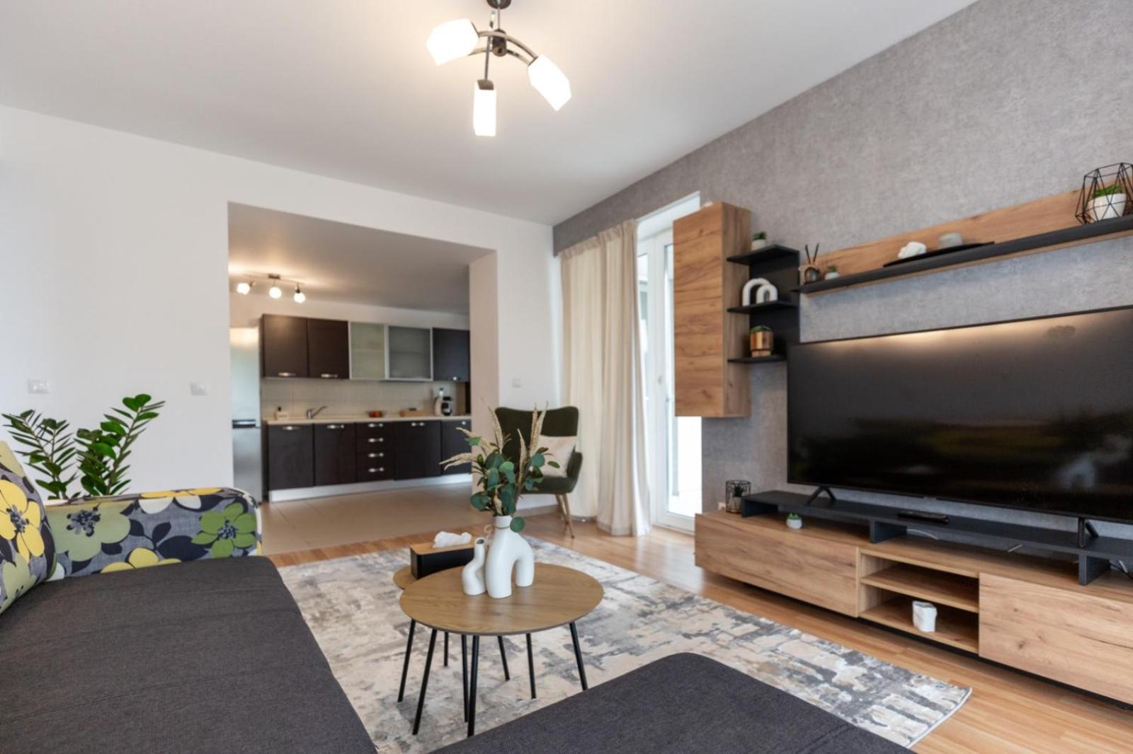 EME-ROSE Condo, free guarded parking & gym