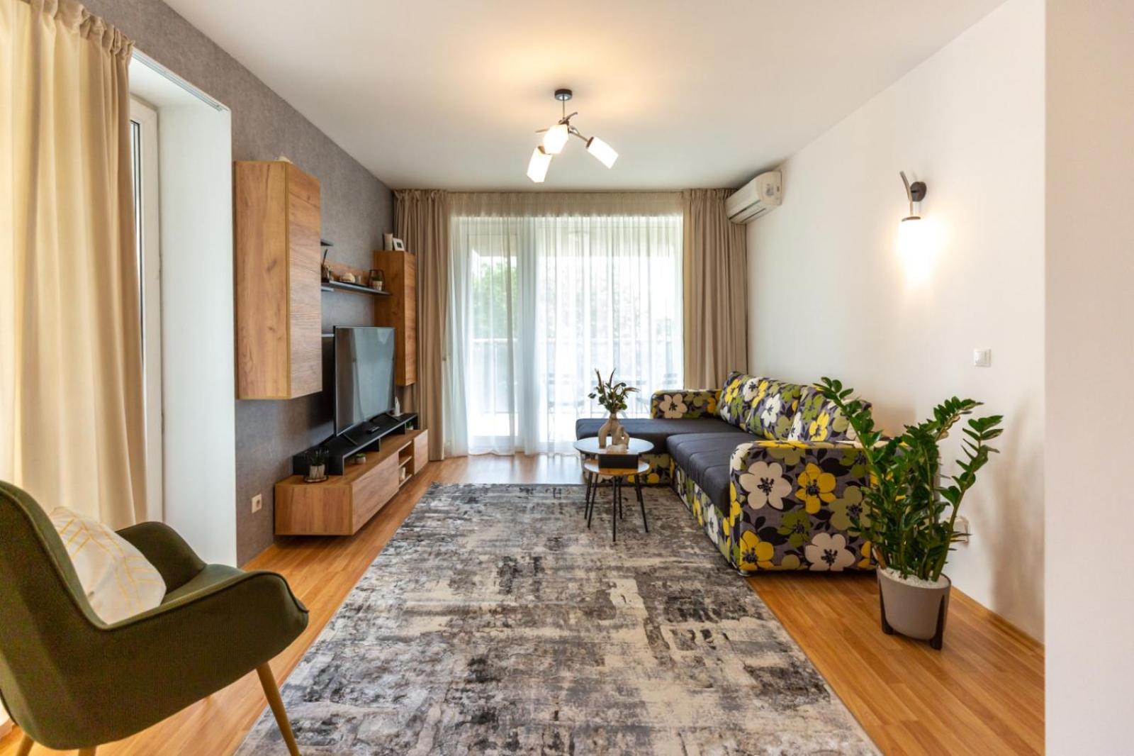 EME-ROSE Condo, free guarded parking & gym