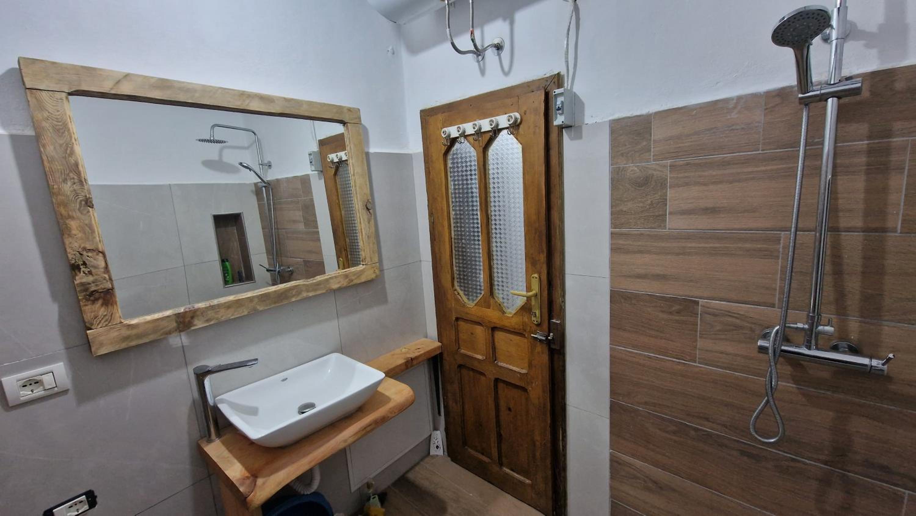 Bujtinat Skenderi Gjinar 2