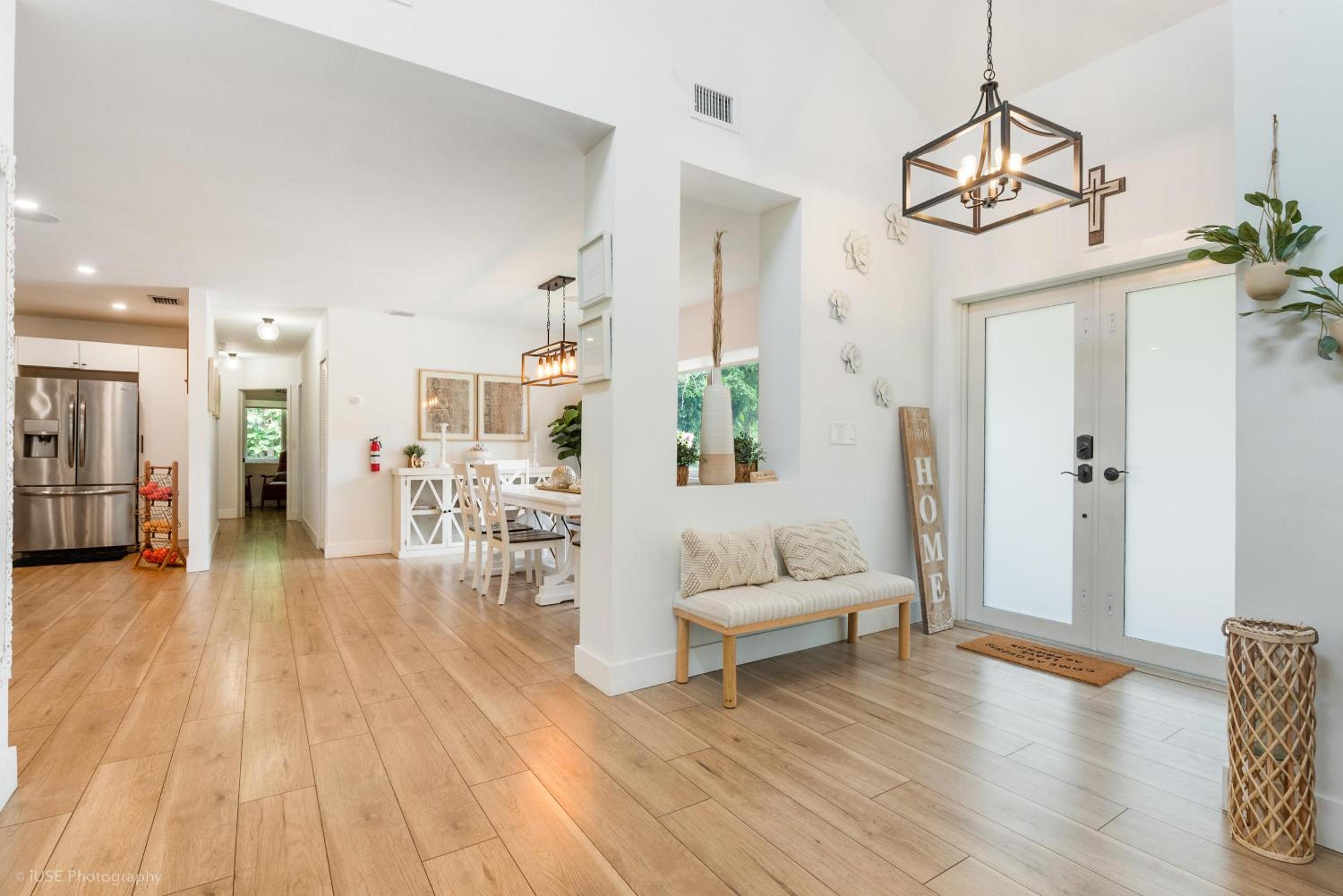 Luxe Retreat with Private Beach & Pool Paradise L53