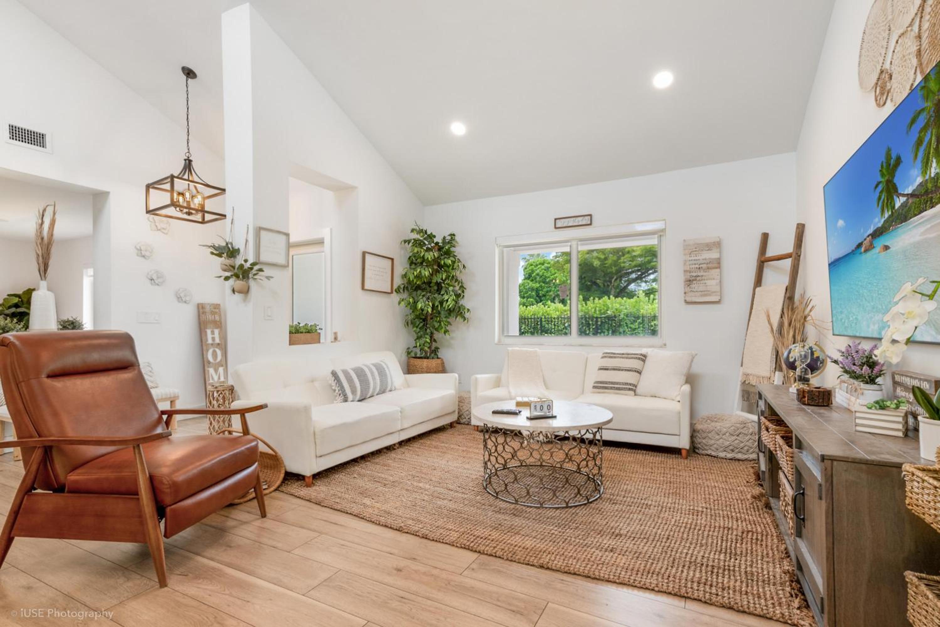 Luxe Retreat with Private Beach & Pool Paradise L53