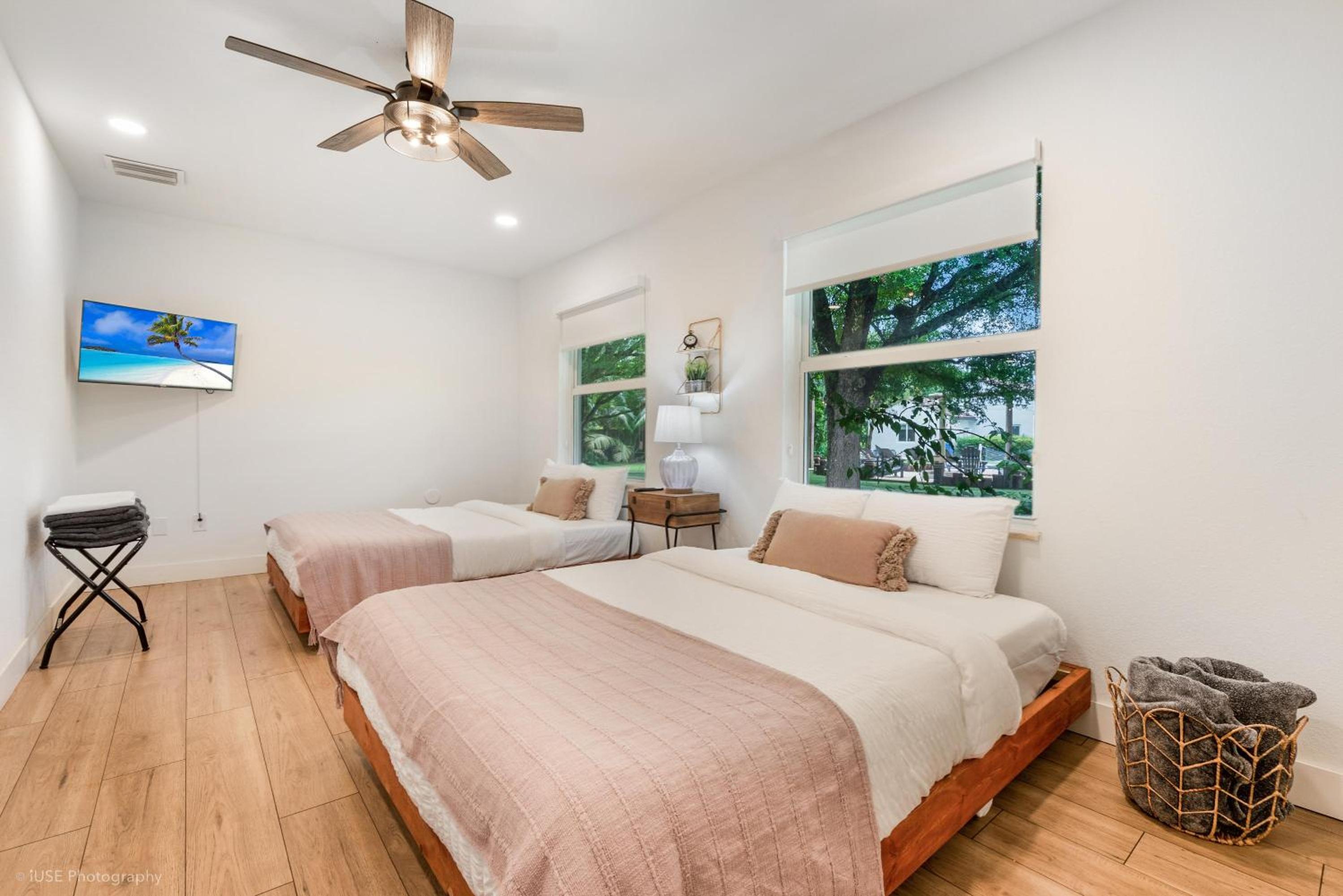 Luxe Retreat with Private Beach & Pool Paradise L53