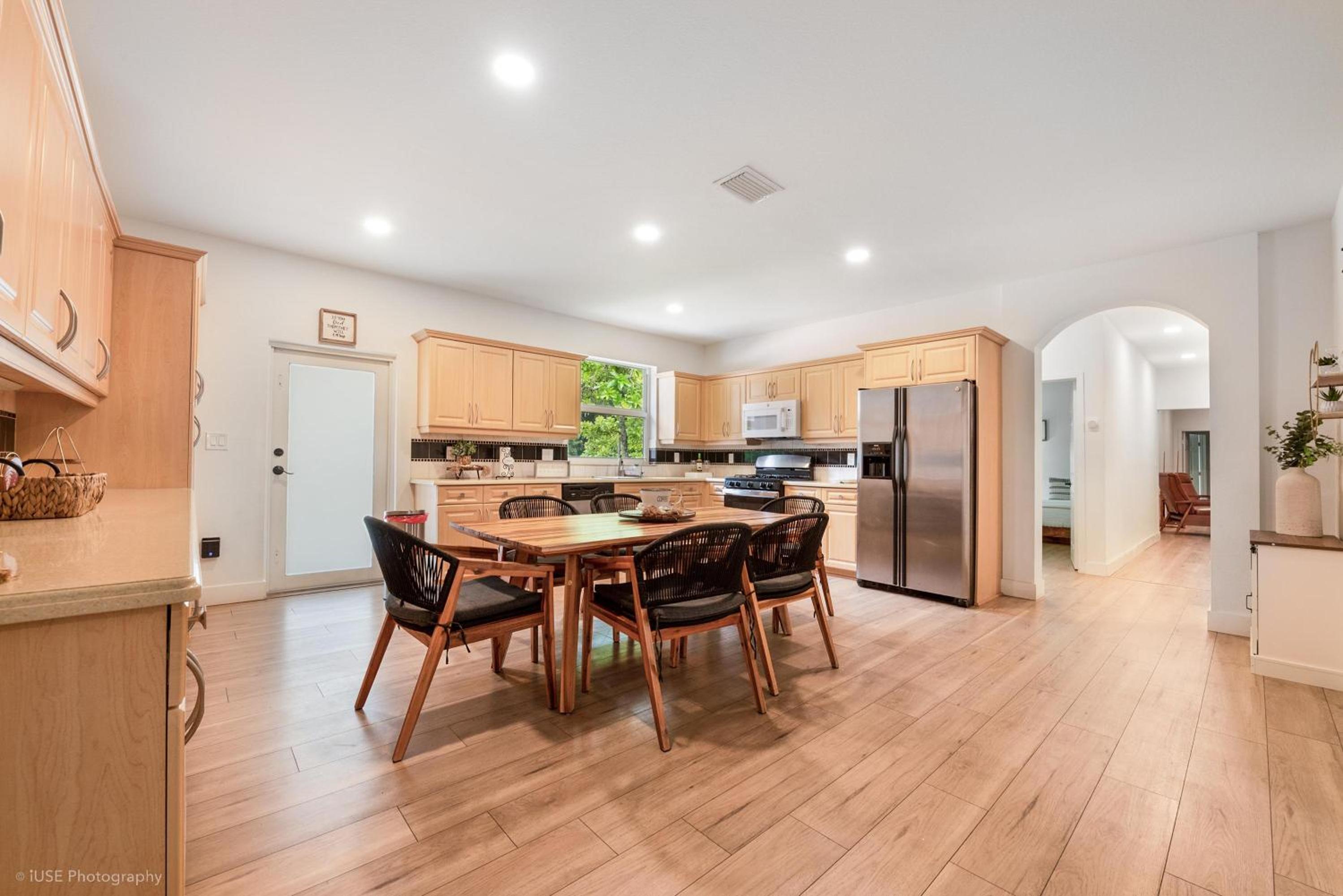 Luxe Retreat with Private Beach & Pool Paradise L53