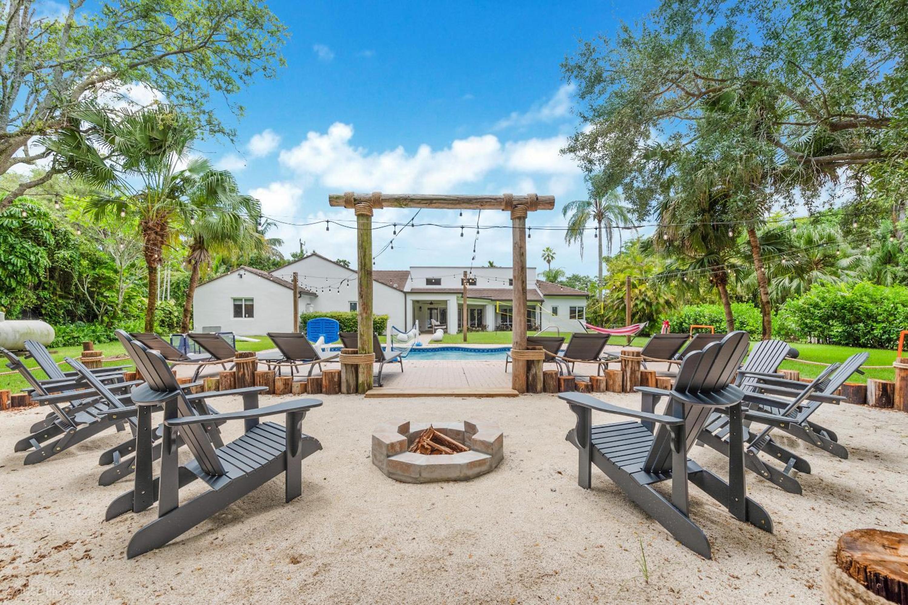 Luxe Retreat with Private Beach & Pool Paradise L53