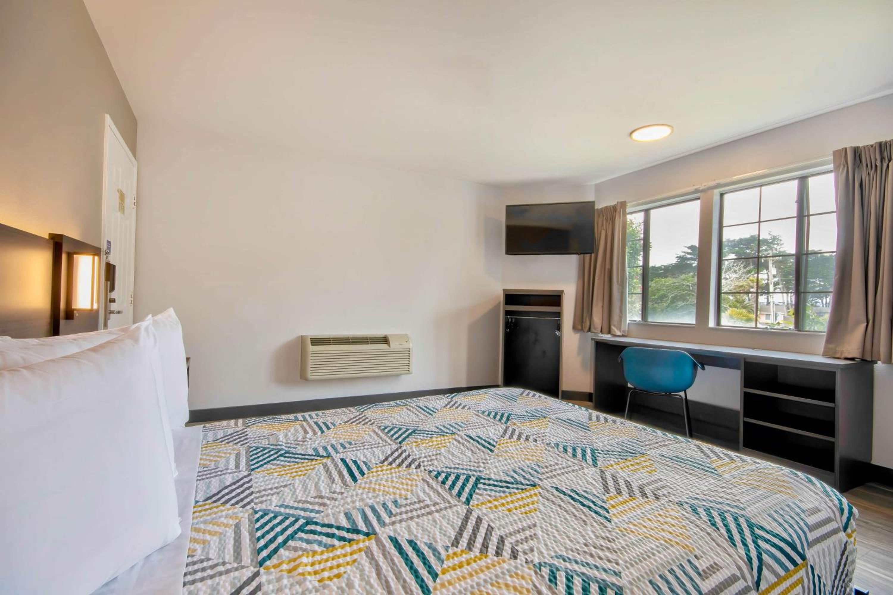 Marina Vacations - Motel 6-Marina, CA - Monterey - Property Image 2